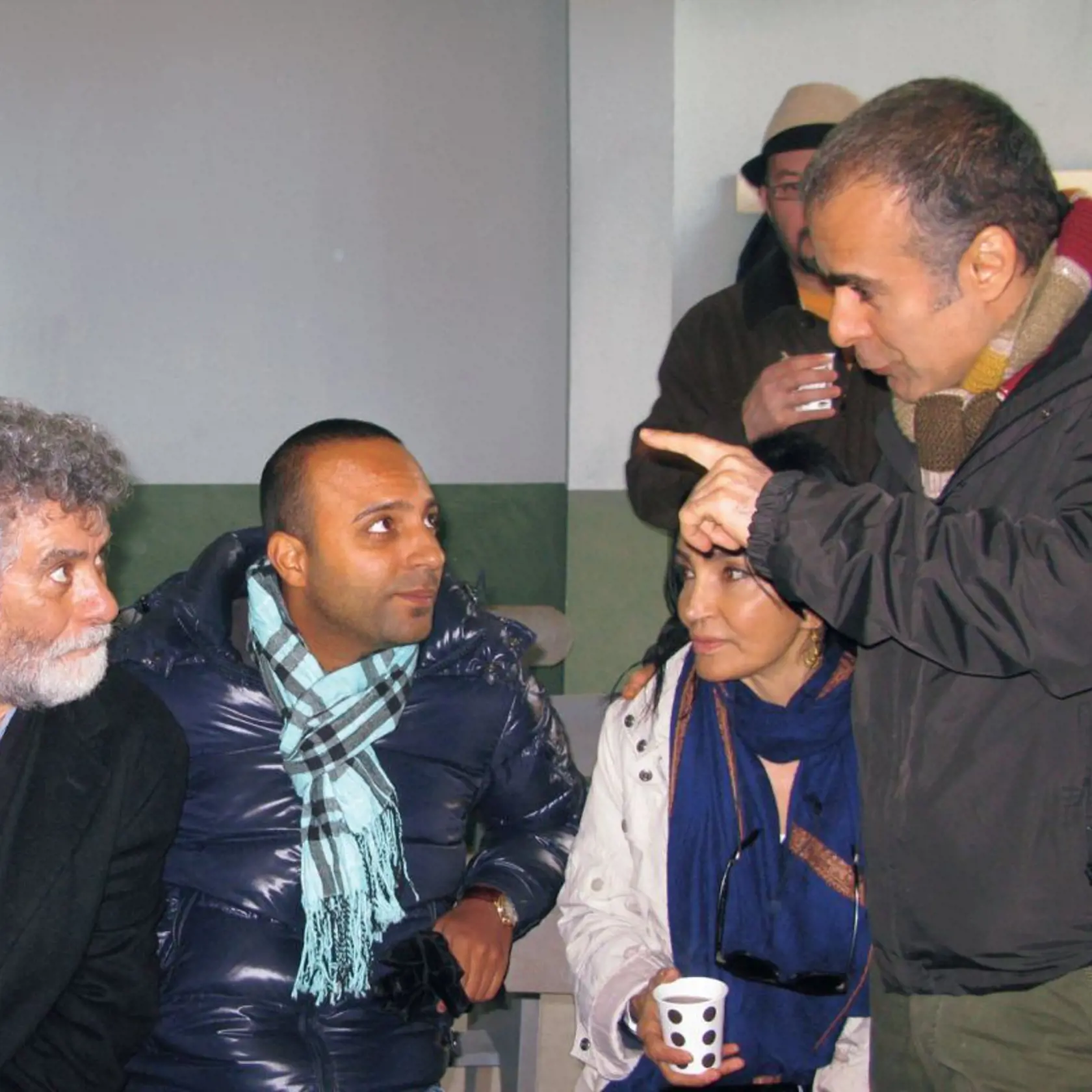 Režisér Bahman Ghobadi (vpravo) dáva inštrukcie