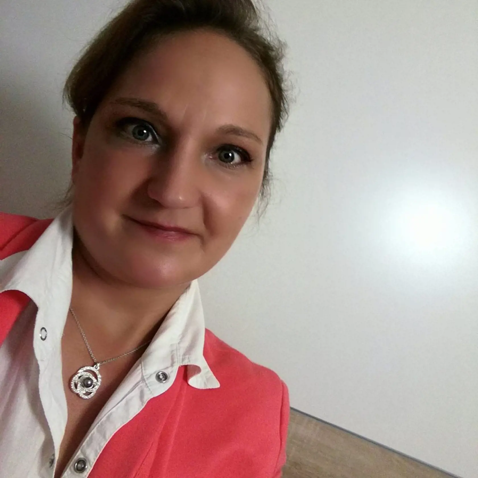 Úradníčka Gabriela Pavelčáková pred policajtmi priznala, že predložená zápisnica je falošná. Uviedla, že v deň uvedený na zápisnici predloženej veriteľovi pôžičky vo výške 45-tisíc eur, žiadne obecné zastupiteľstvo nebolo.