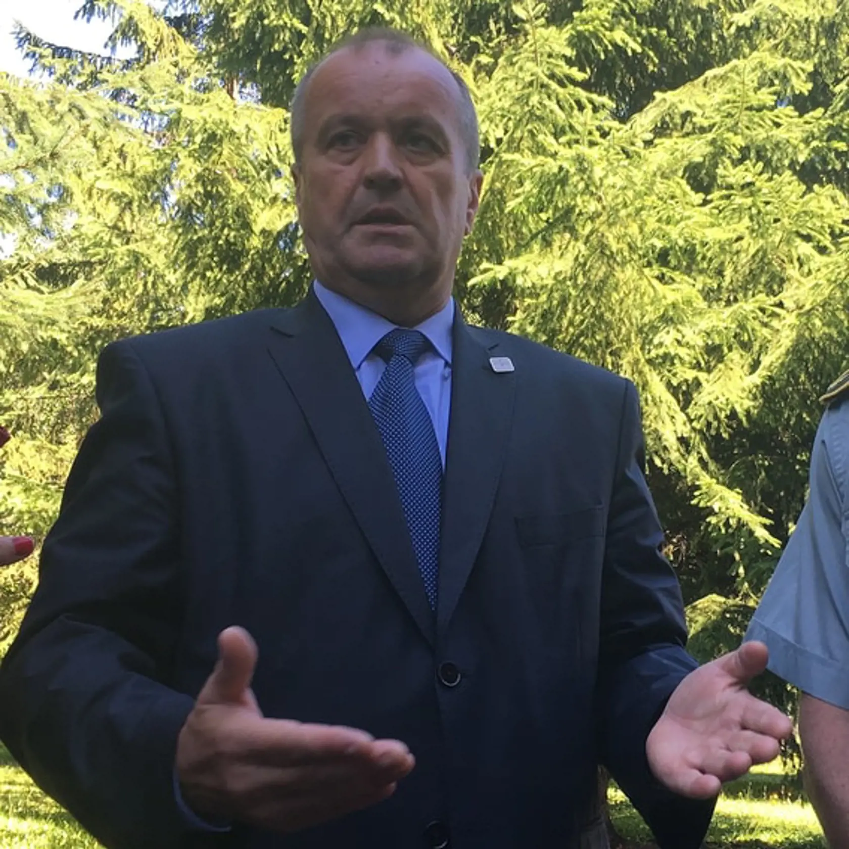 Minister obrany Peter Gajdoš daruje krv v utorok ráno na ministerstve.