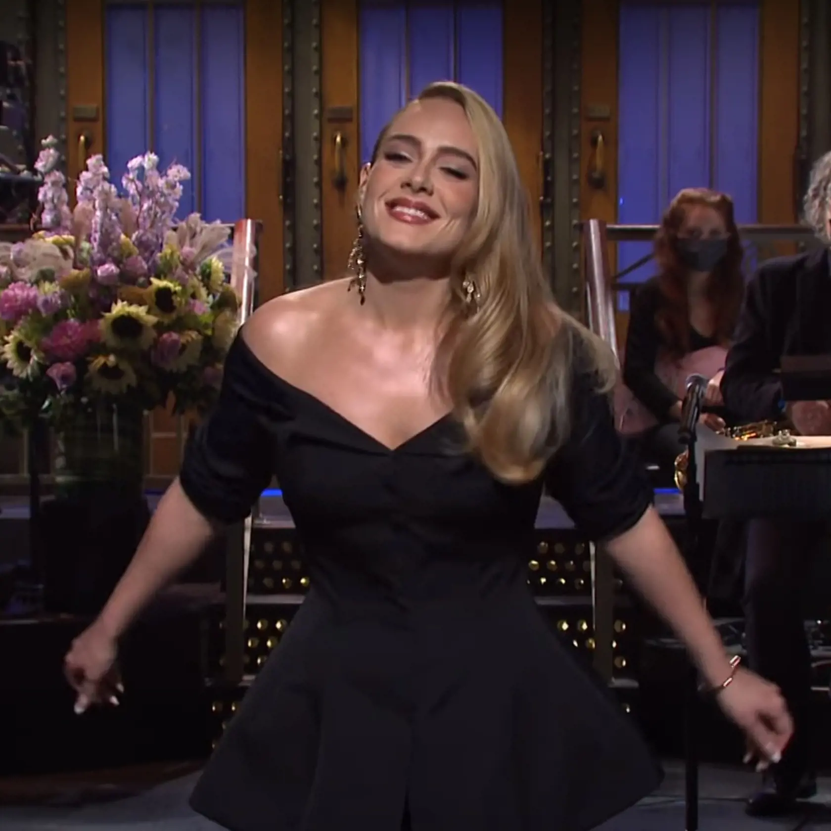 Extrémna premena speváčky Adele (32) v priamom prenose pri moderovaní Saturday Night Live : Takto vyzerá polovička z nej.