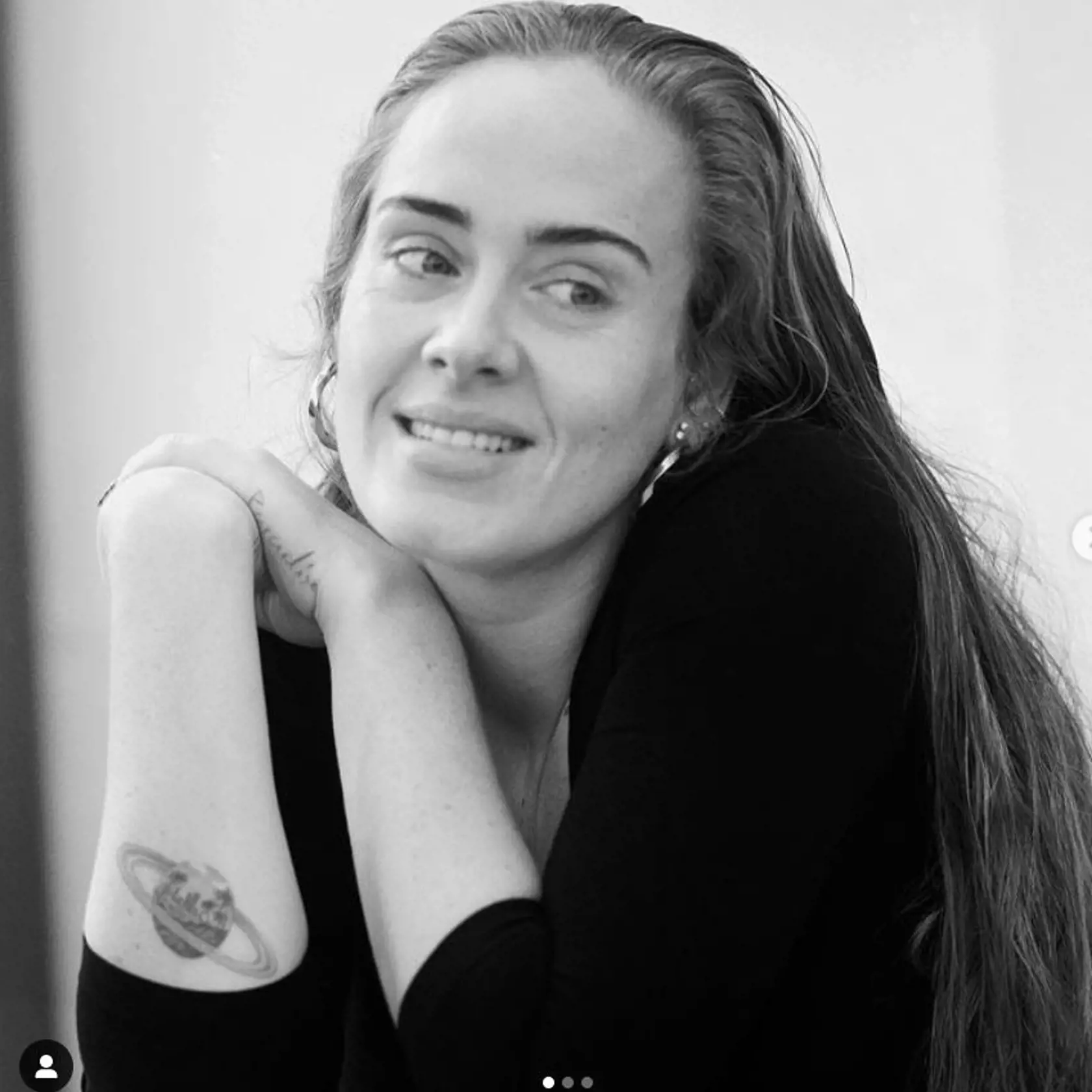 Speváčka Adele pri príležitosti svojich 33. narodenín zverejnila novú sériu fotografií zo svojho života vrátane záberu bez mejkapu.