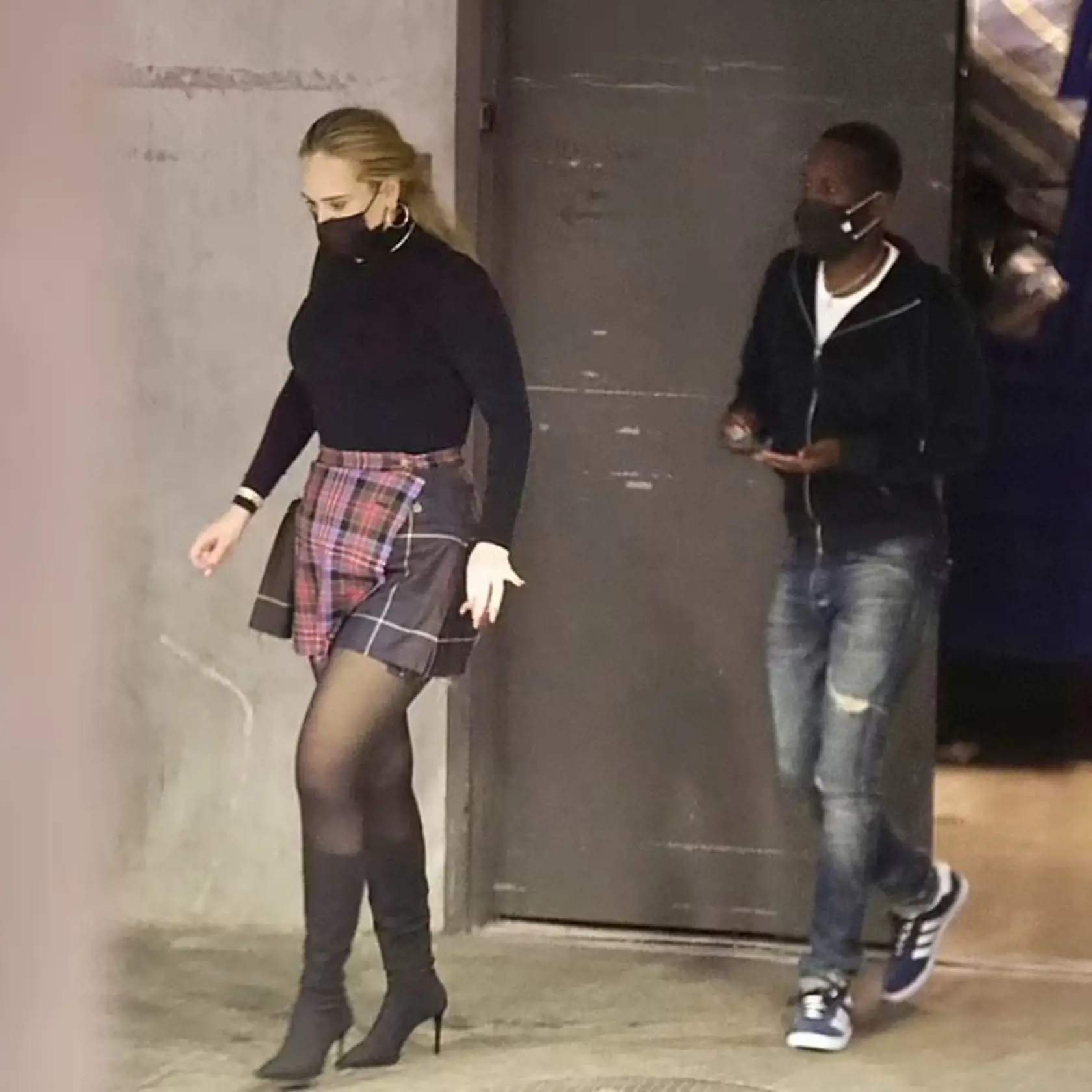 Už dlhšie sa totiž v Hollywoode pošuškávalo, že speváčka Adele (33) a jeden z najlepších športových agentov v NBA (Národnej basketbalovej asociácii) Rich Paul (39) tajne randia. Dohady sa potvrdili uplynulý mesiac, keď speváčka vzťah so športovým agentom po týždňoch tajného randenia priznala.