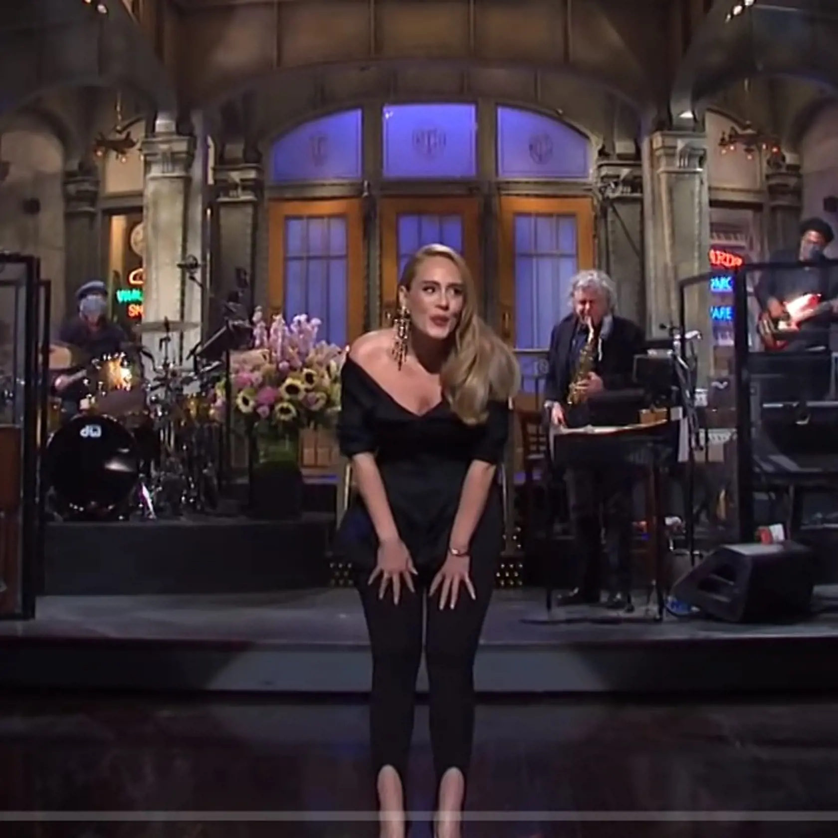 Extrémna premena speváčky Adele (32) v priamom prenose pri moderovaní Saturday Night Live : Takto vyzerá polovička z nej.