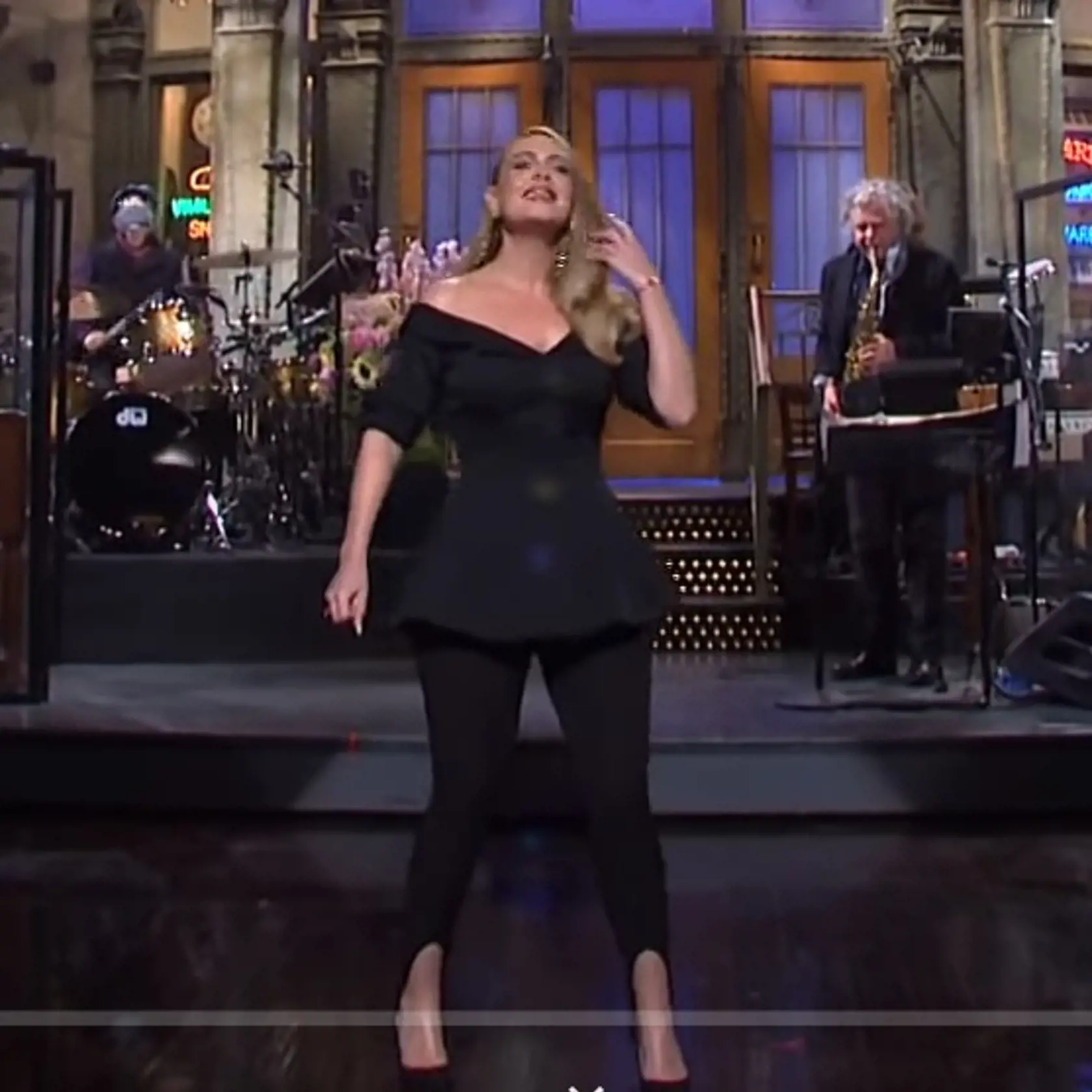 Extrémna premena speváčky Adele (32) v priamom prenose pri moderovaní Saturday Night Live : Takto vyzerá polovička z nej.