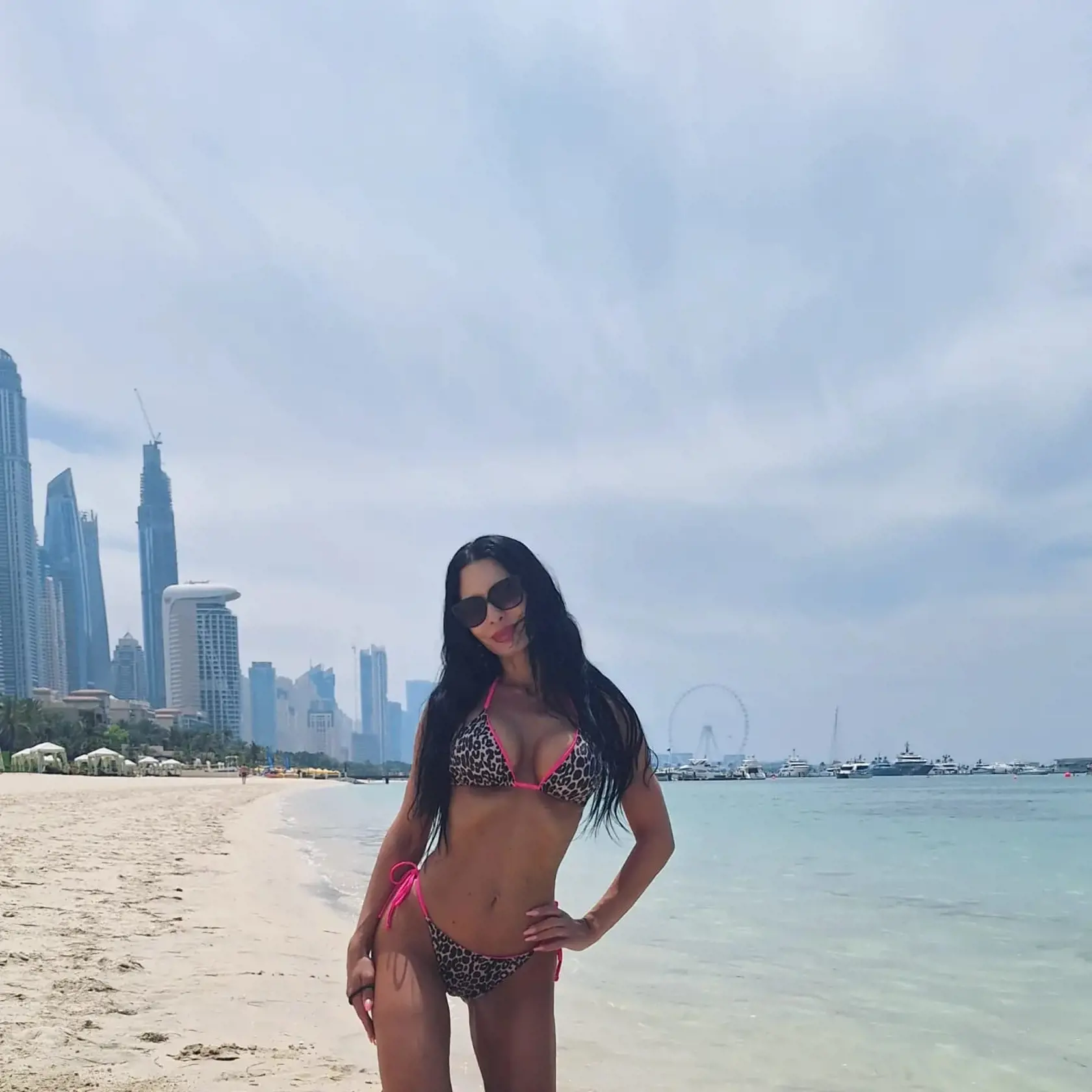 Sexi mamina Mirka Jakubisová sa pochválila fotkami z exotického Dubaja, kde odletela spolu so synom Markusom (3), dvomi dcérami z predchádzajúceho vzťahu, a spoločnosť im robil aj predseda parlamentu Kollár.