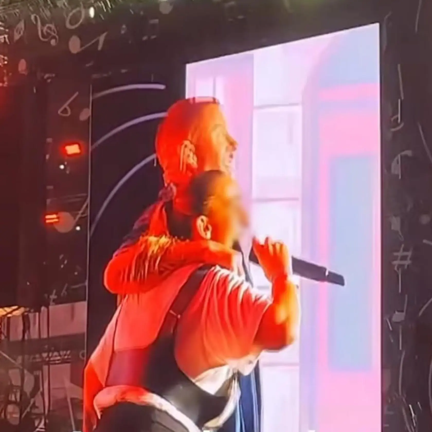Slovenka si zavarila na festivale Lovestream: Po duete s Macklemorom putovala rovno za MREŽE!