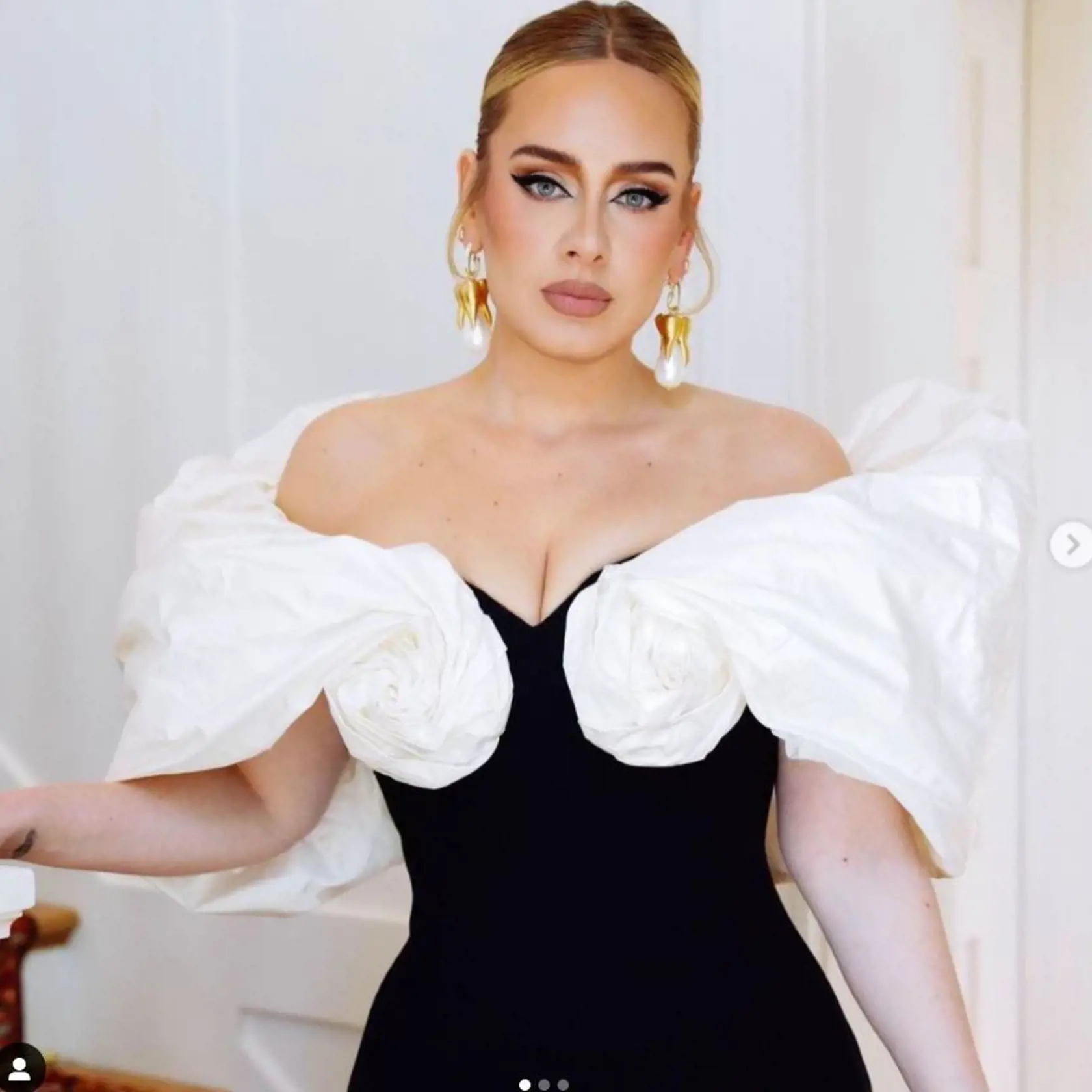 Adele vyzerala na svadbe po boku športového agenta Rich Paula úžastne!