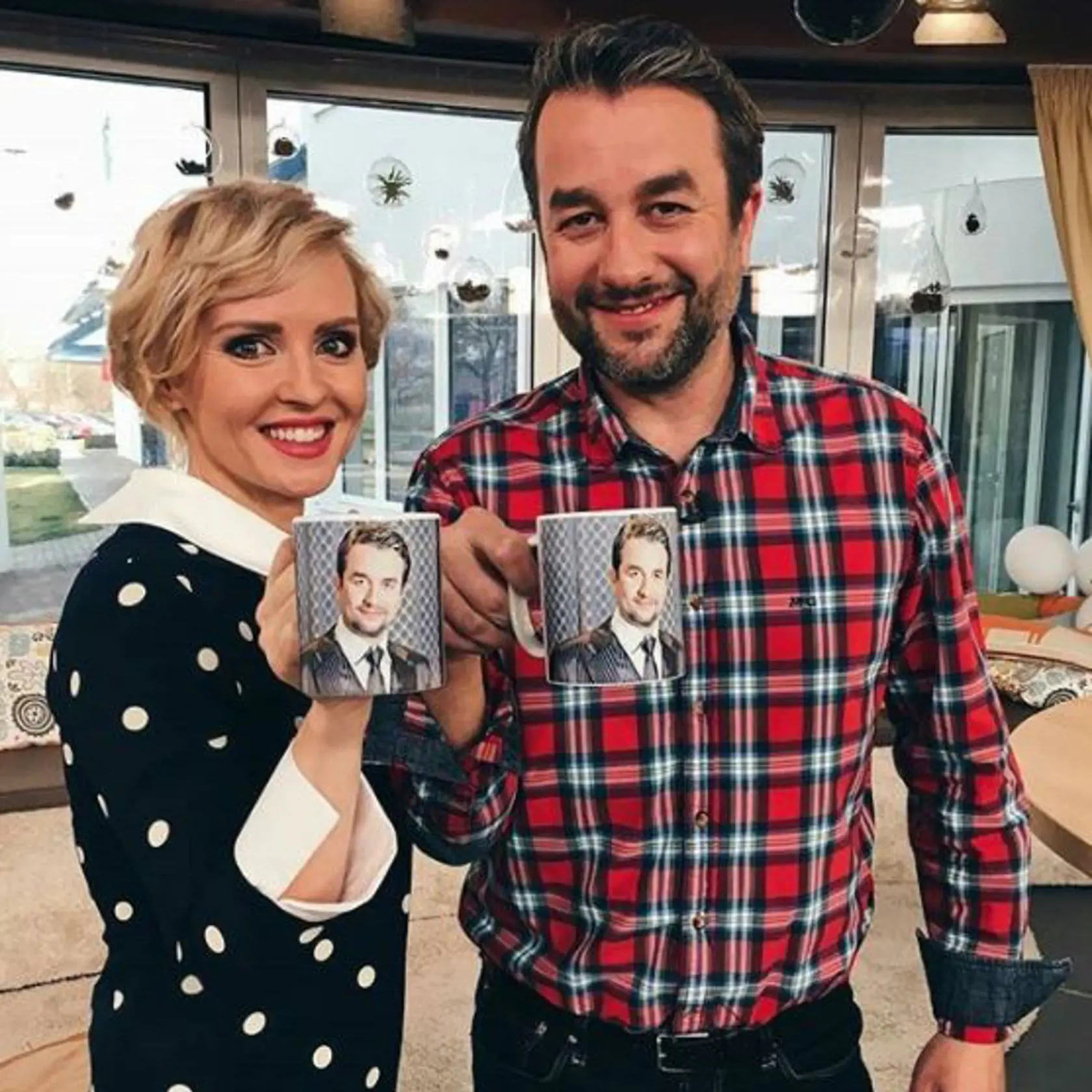 Tieto hrnčeky s jeho podobizňou Kobielskeho úplne dorazili.
