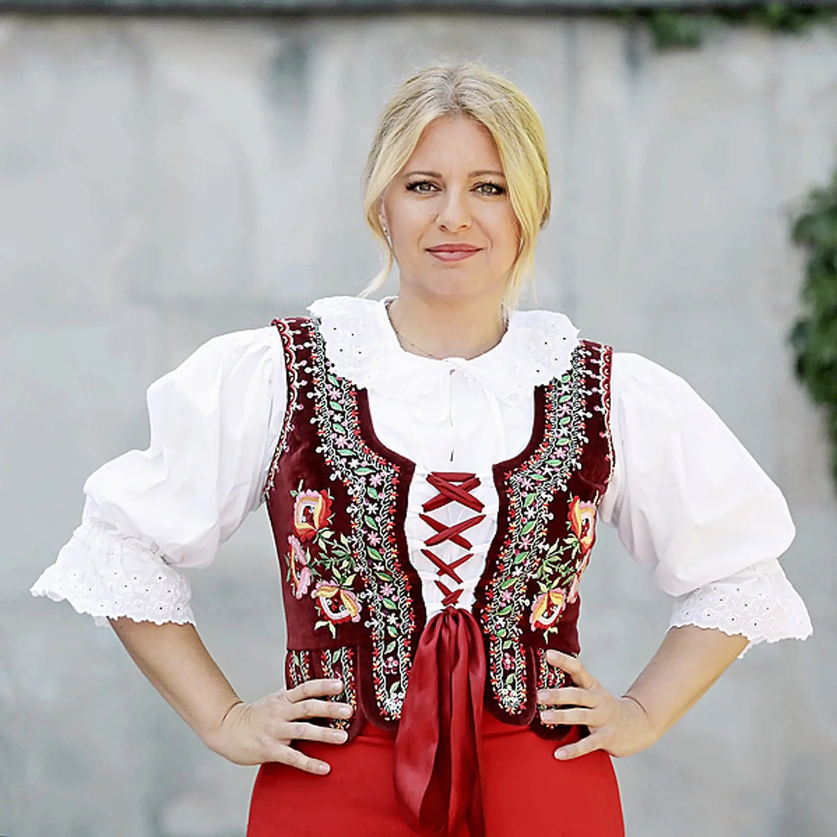 “Ručne ušiť kroj, to sú hodiny a hodiny roboty, pekne steh za stehom..." cituje prezidentka autorku kroja, Danku Tropekovú.