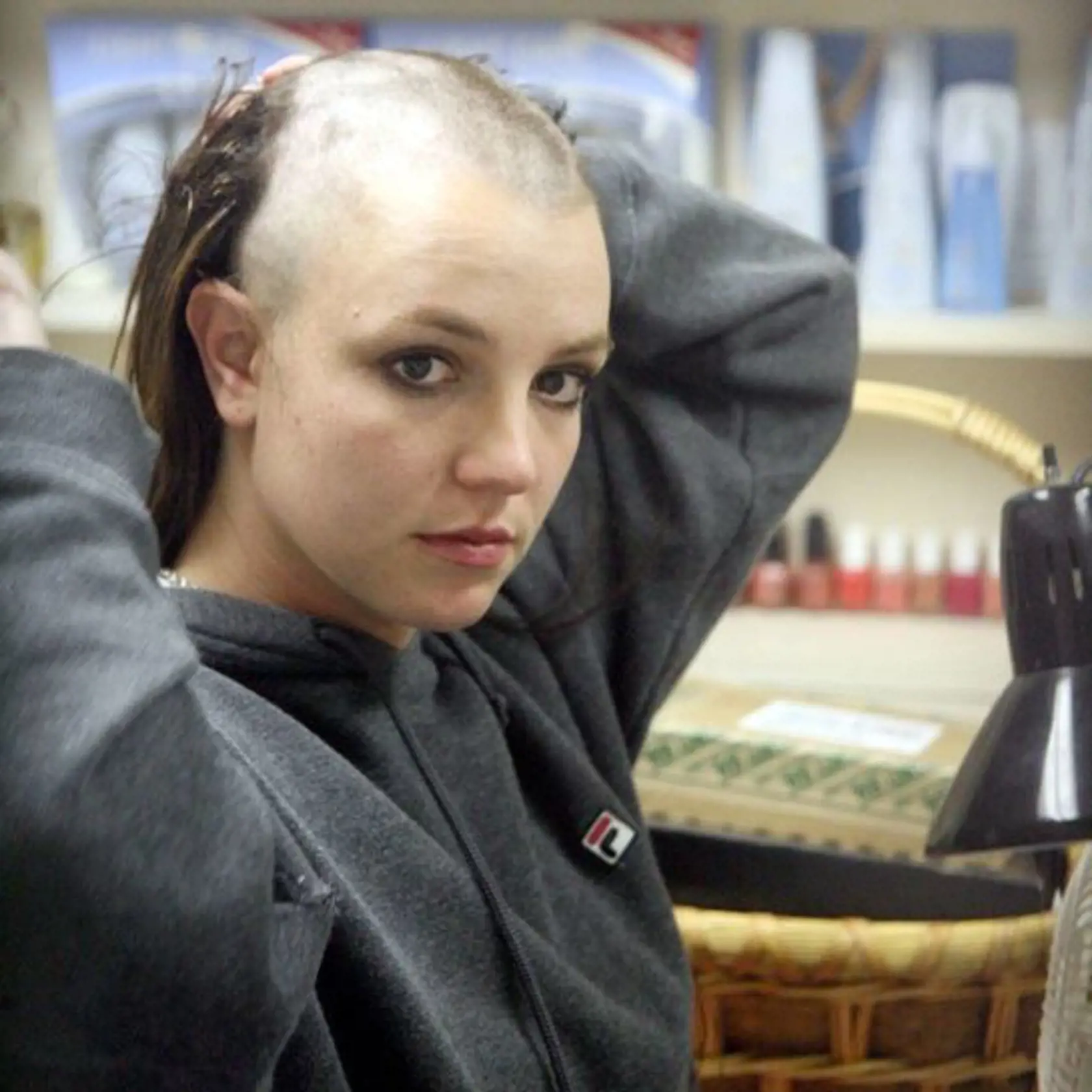 Rok 2007: Britney Spears si zo zúfalstva oholila vlasy v kaderníctve.
