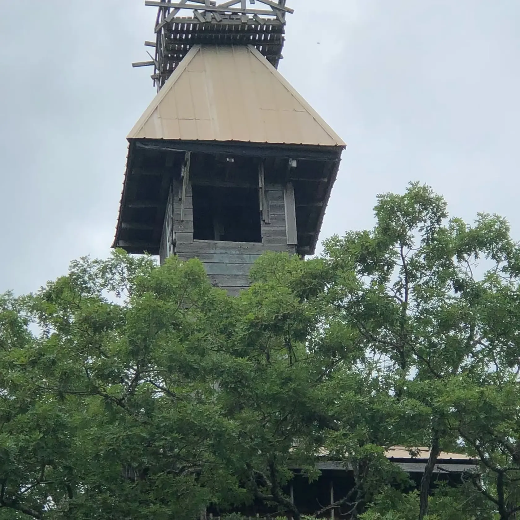 Miestny farár sa jedného dňa modlil a dostal pokyn od Boha, že má postaviť dom na strome. Vznikla tak 10-poschodová stavba s výškou takmer 30 metrov a s odhadovanou plochou viac než 3000 štvorcových metrov.