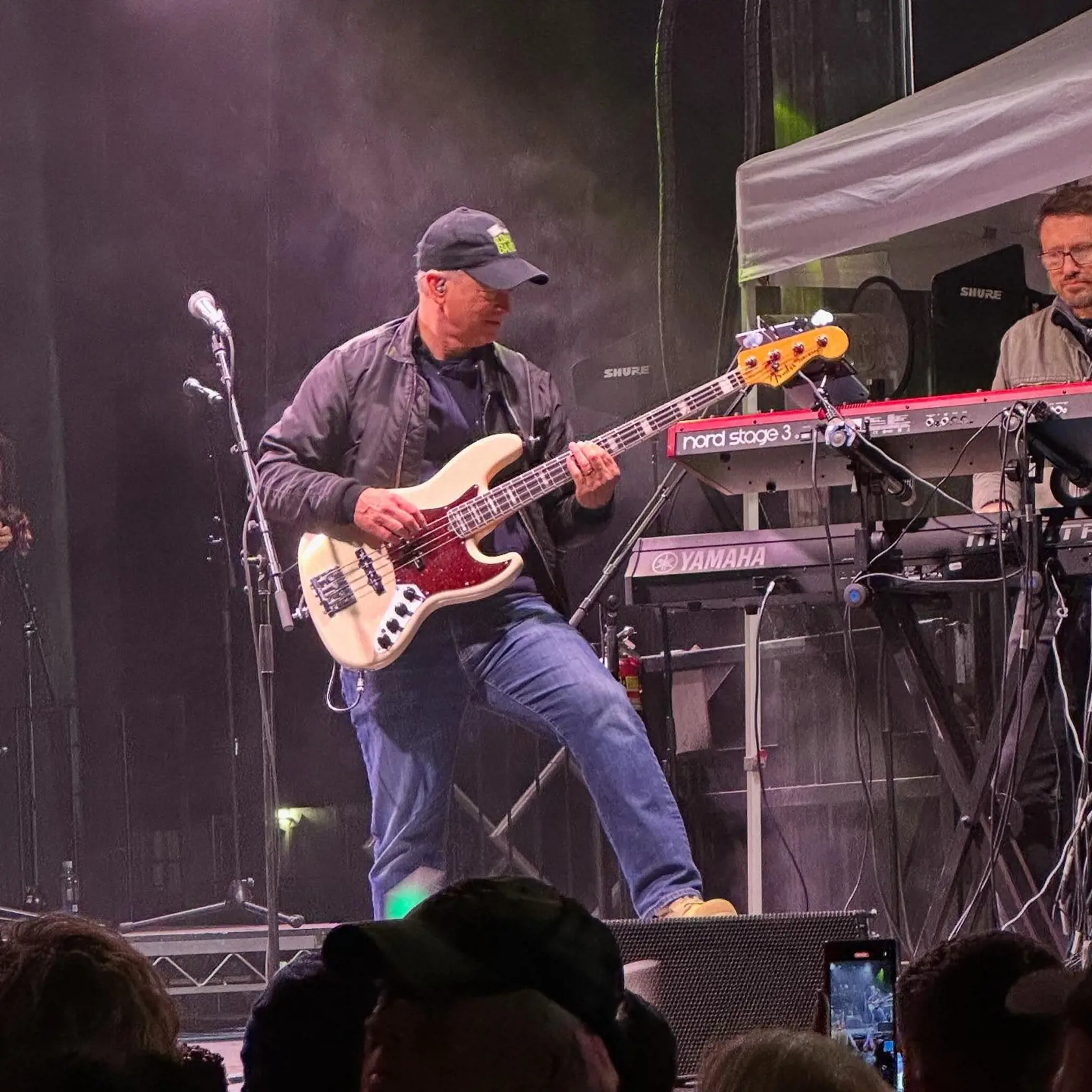 Herec Gary Sinise je tiež nadaným hudobníkom. So skupinou Lt. Dan Band, pomenovanej podľa poručíka Dana z Forresta Gumpa, hráva na vojenských základniach. 