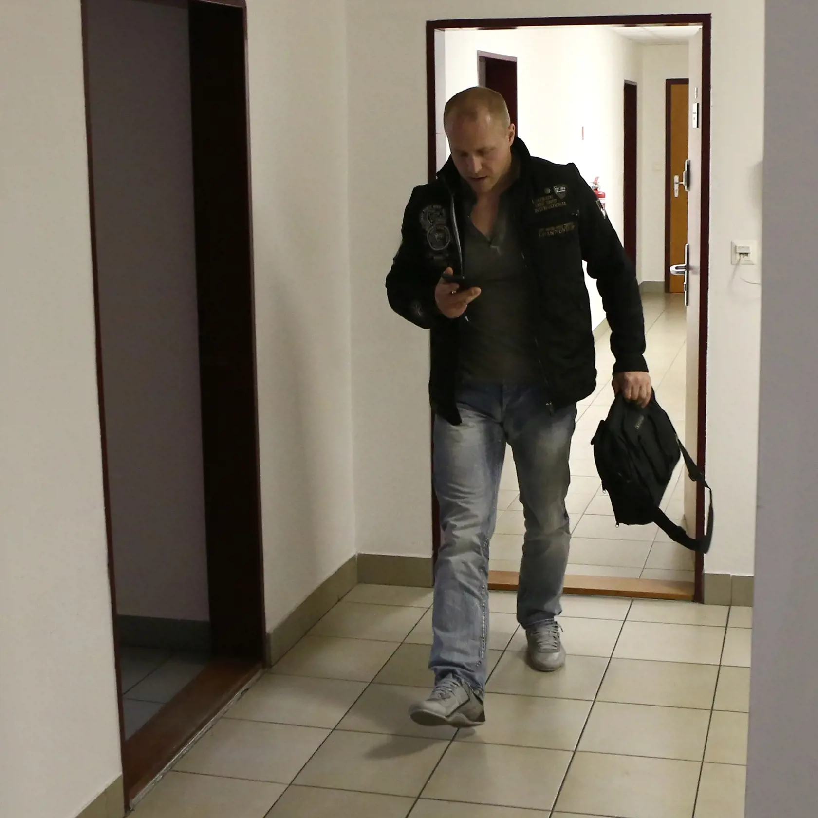 Regióny: Člen zločineckého gangu Roberta Okoličányho - Robert Nigut, ktorého pustili na slobodu pre nedostatok dôkazov a uplynutie zákonnej lehoty. Nigut na snímke odchádza z budovy Špeciálneho súdu v Pezinku, kde sa zúčastnil pojednávania, ktoré bolo odročené do 6. mája.