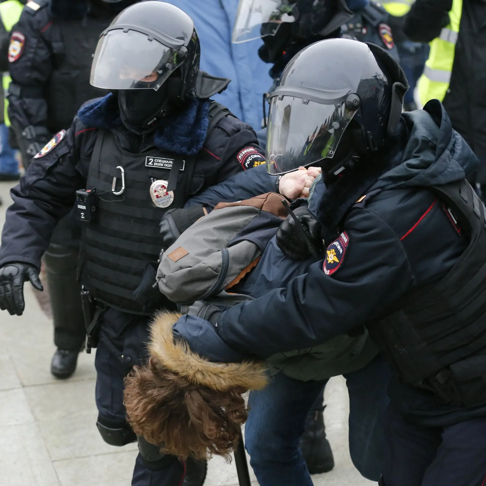 JB 36 Moskva - Policajti zatýkajú muža počas protestu proti väzneniu ruského opozičného lídra Alexeja Navaľného v Moskve 23. januára 2021. Na sobotňajšej demonštrácii za prepustenie opozičného politika Alexeja Navaľného v Moskve zadržali aj jeho manželku Juliju. V Moskve a desiatkach ďalších miest v Rusku sa v sobotu konajú nepovolené demonštrácie na podporu Navaľného, ktorého minulý týždeň po návrate z Berlína zadržali na letisku v Moskve a umiestnili do vyšetrovacej väzby. Ruské úrady varovali