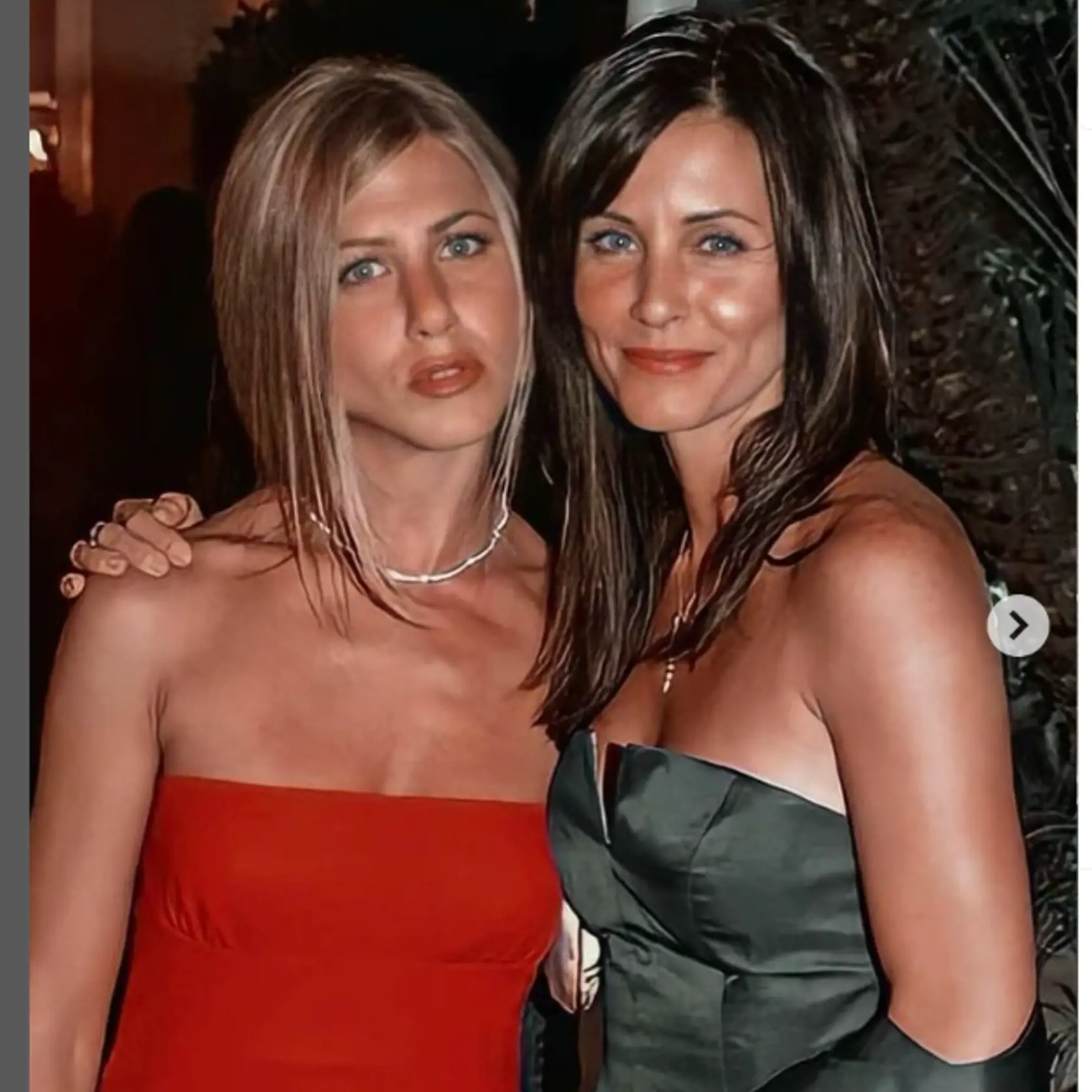 S Jennifer Aniston sú priateľky od čias Friends.Jennifer Aniston a Courteney Cox sú veľmi blízke priateľky. Courteney bola dokonca svedkyňou na Jenniferinej svadbe s Justinom Therouxom. Trávia spolu veľa času, zdieľajú spoločné dovolenky a často sa spolu objavujú aj na sociálnych sieťach.