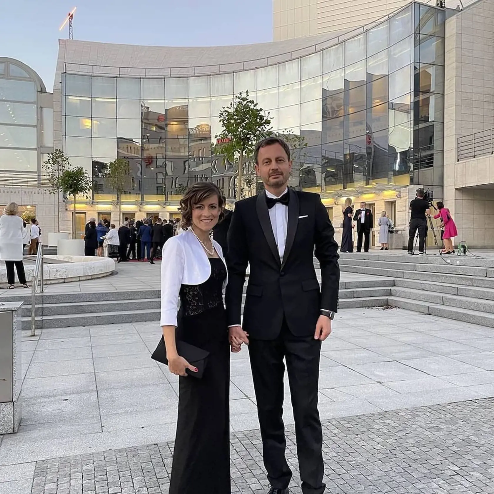 Za úplne dokonalý outfit považuje odborníčka aj vizáž premiérovej manželky na narodeninovom galakoncerte operného speváka Petra Dvorského. Holubová vyzdvihla krásnu elegantnú čierno-biela kombinácia, perly, aj kabelku do ruky. Ocenila úpravu vlasov ako aj kvalitný a striedmy make up.