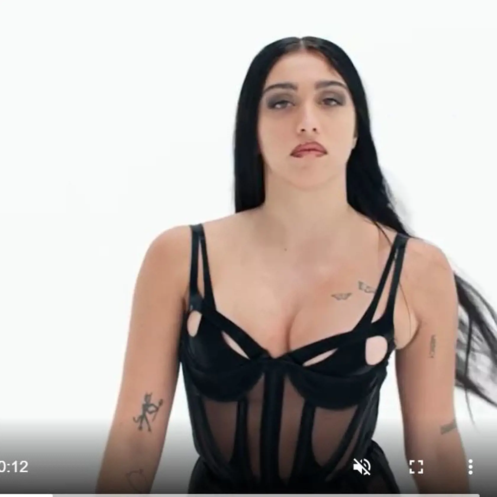 Najnovšie sa 25-ročná modelka stala tvárou značky Mugler. Lourdes sa na fotenie navliekla do sexi latexového kompletu, ktorý z jej tela však viac odhaľoval, ako zahaľoval.