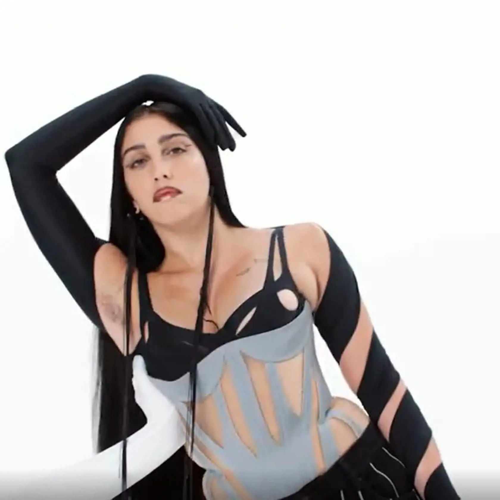 V sexi kostýme sa mladá modelka váľala po zemi, vyšpúlila zadok a samozrejme, predviedla svoje chlpaté podpazušie v plnej paráde. Čo poviete, príde vám Lourdesino chlpaté podpazušie sexi?