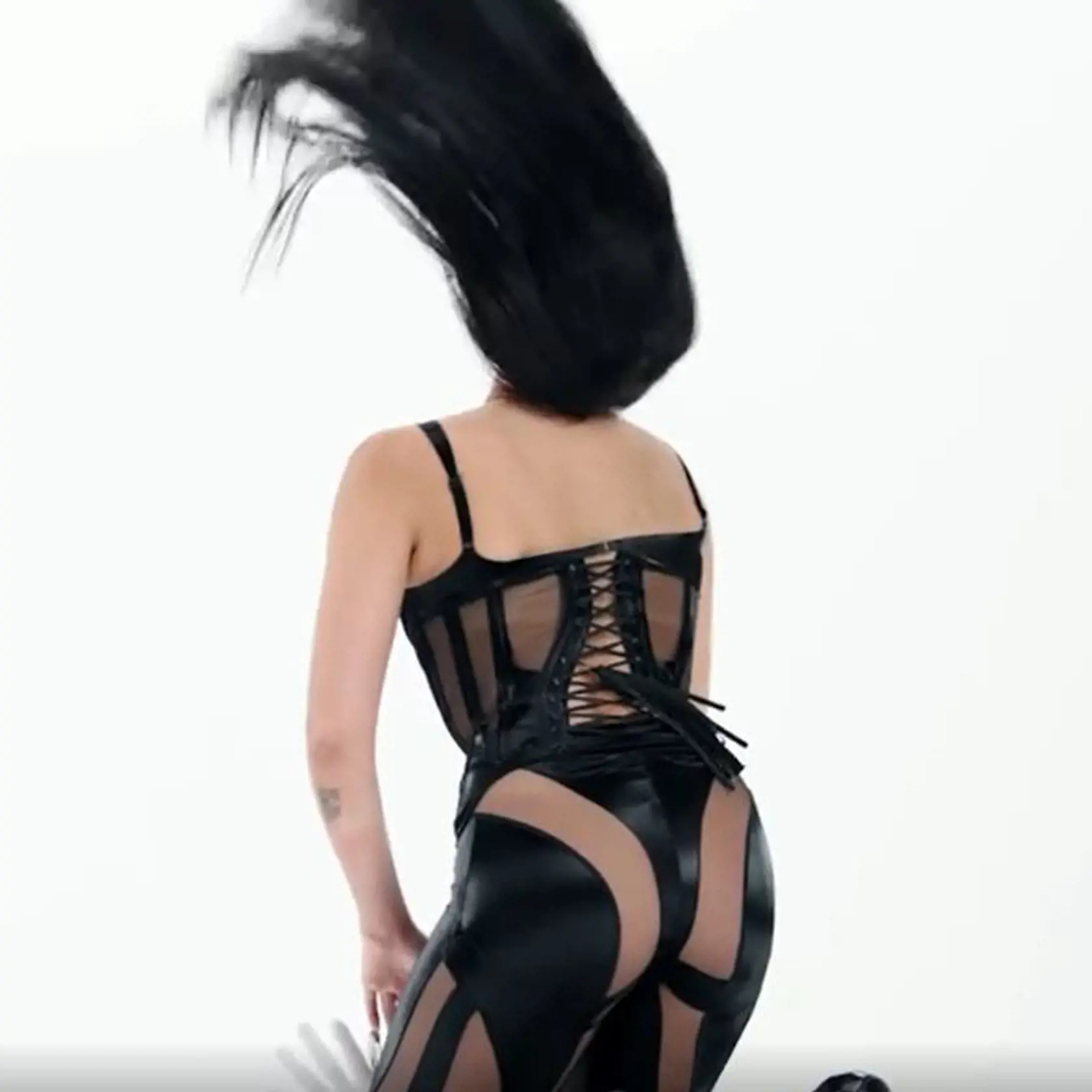 Najnovšie sa 25-ročná modelka stala tvárou značky Mugler. Lourdes sa na fotenie navliekla do sexi latexového kompletu, ktorý z jej tela však viac odhaľoval, ako zahaľoval.