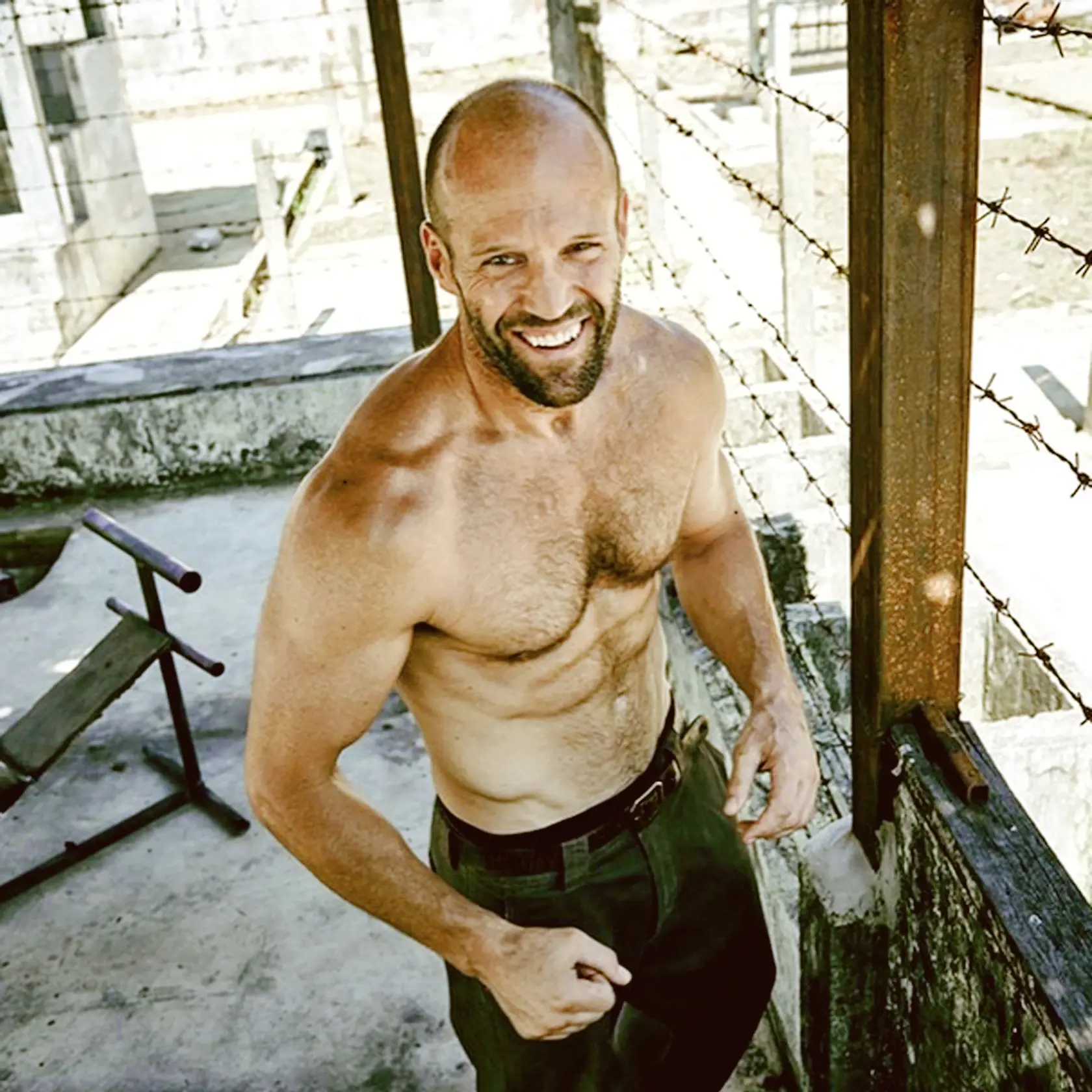 Jason Statham sa udržuje gymnastikou.