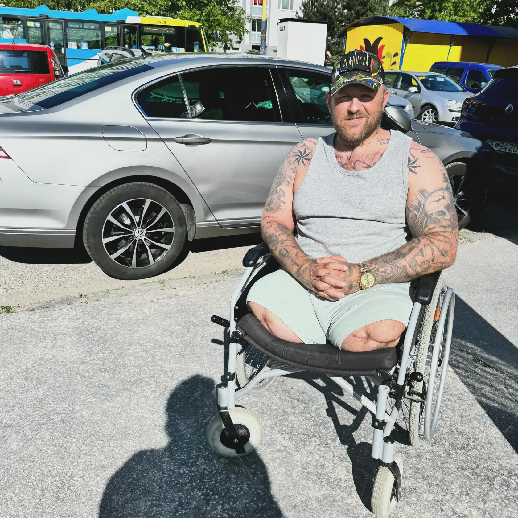 „Momentálne ma učia stáť na nohách a držať rovnováhu, ale nie je to ľahké kvôli mojej poruche mozgu,“ hovorí o svojom pokroku. Dnes už dokáže stáť na protézach, hoci zatiaľ len na tzv. privykacích, no ani toto ho neodradilo. „Nevzdávam sa,“ dodáva odhodlane.