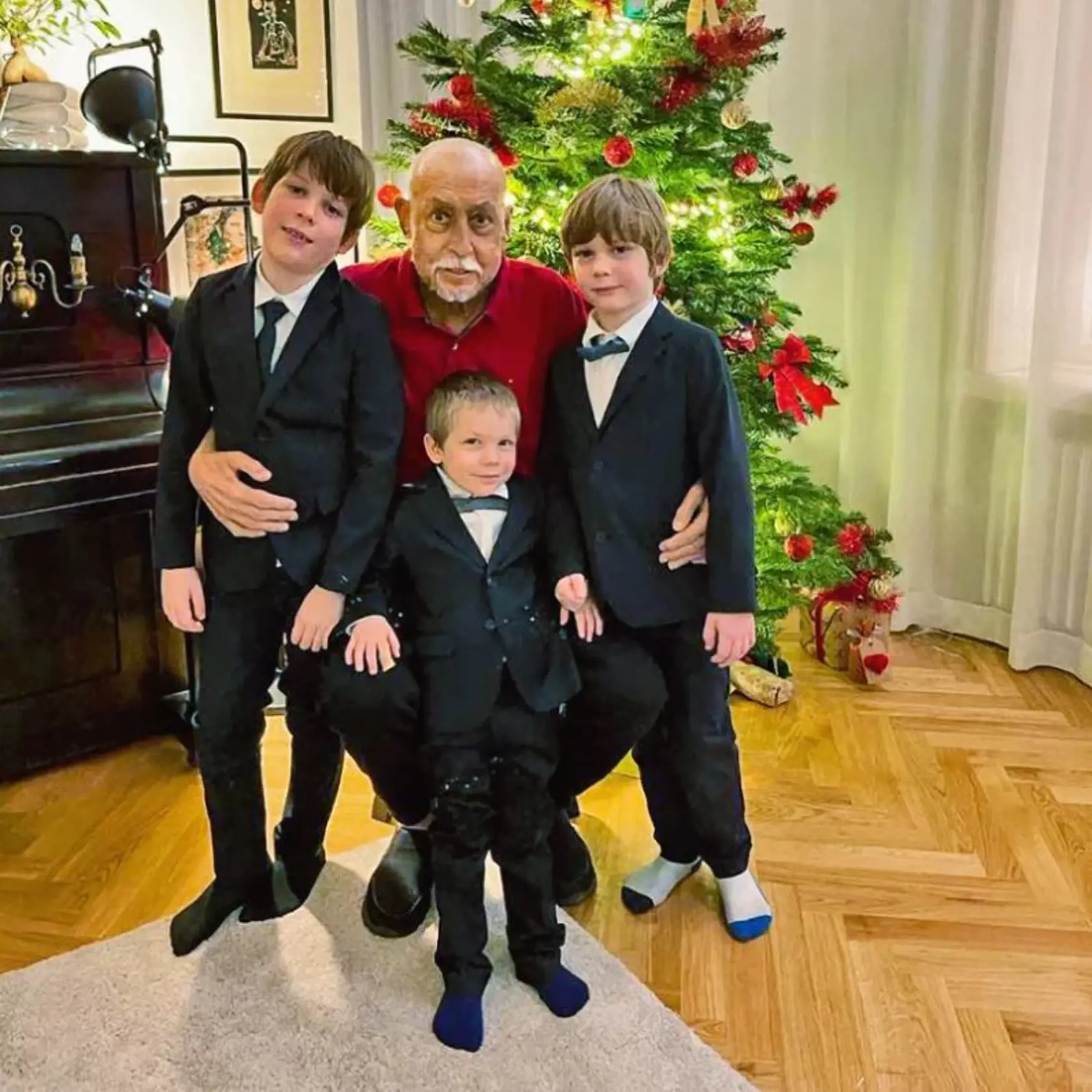 V januári po dlhých mesiacov konečne objal svojich milovaných vnúčikov.