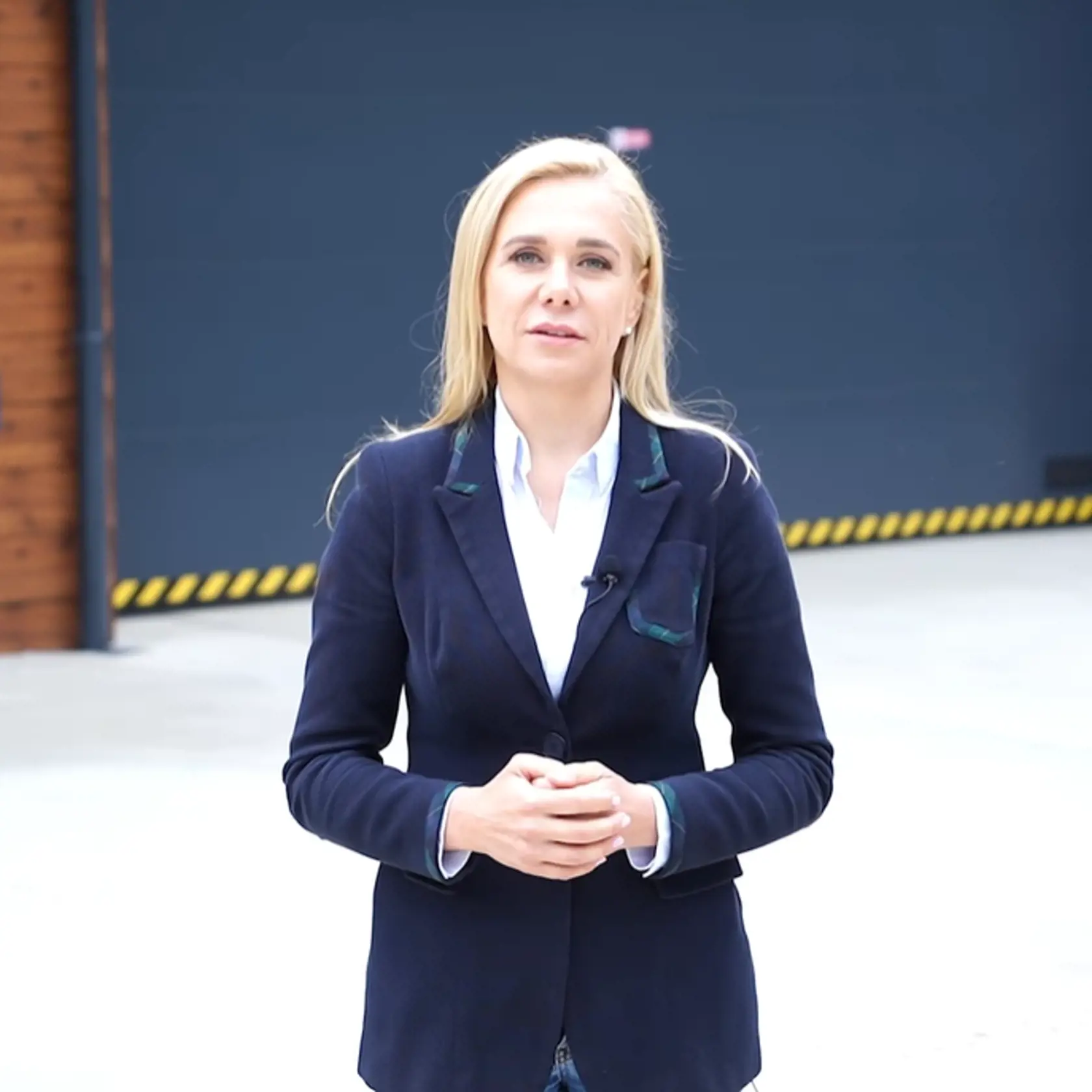 Saková rada recykluje svoje oblečenie, ktoré má vo svojom šatníku aj niekoľko rokov. Prečo ju zaujal módny trend ekologického prístupu, ktorý si privlastnili viaceré prominentné dámy? „Nie je to len o ekológii, ale aj o šetrení. Ak mám šaty  rada, neviem sa s nimi roky rozlúčiť a vždy možno len treba malú úpravu a stále v podstate máte niečo nové,“ hovorí exministerka vnútra.
