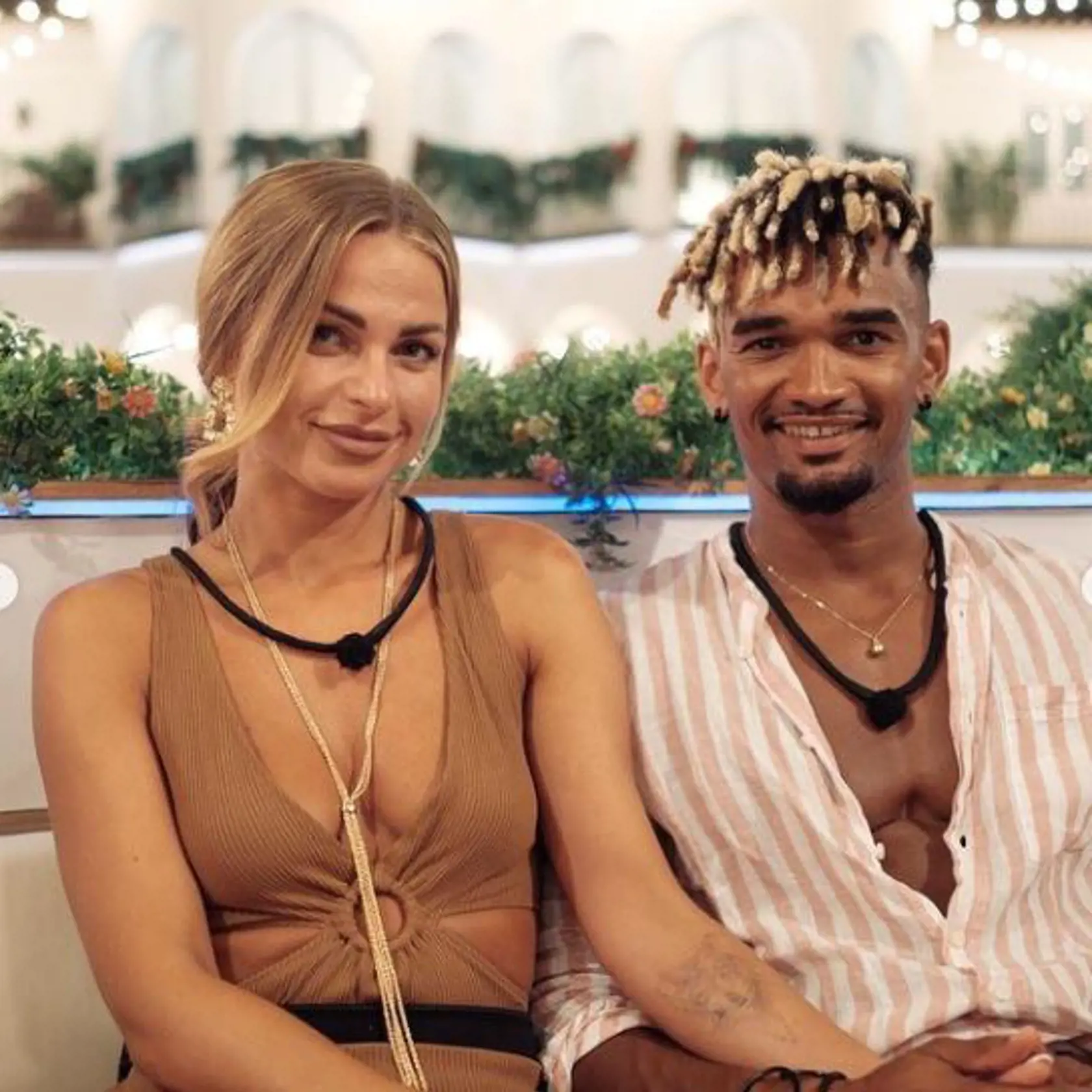 Nathan a Tess tvoria v šou Love Island pár.
