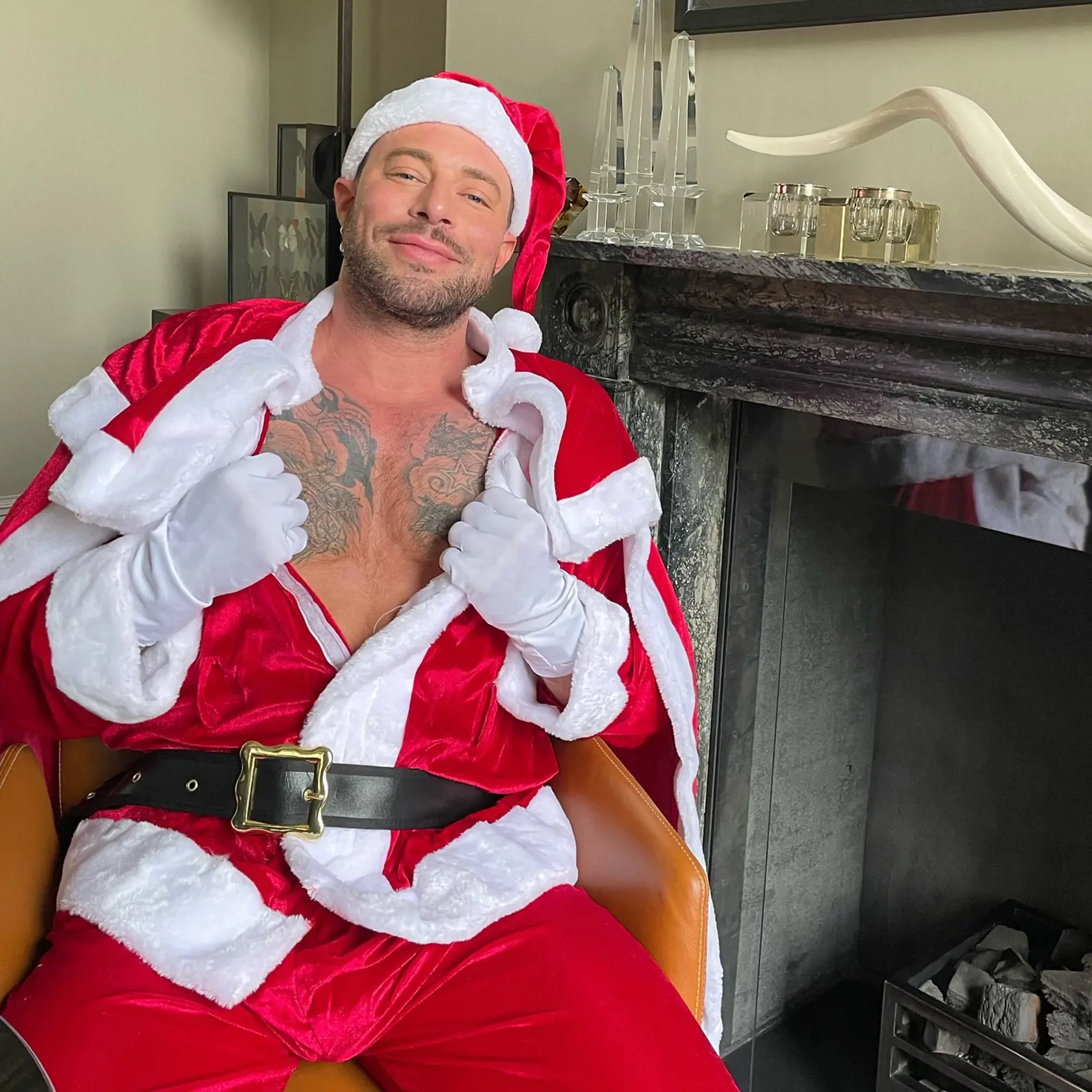 Duncan James z kapely Blue ako sexi Ježiško.