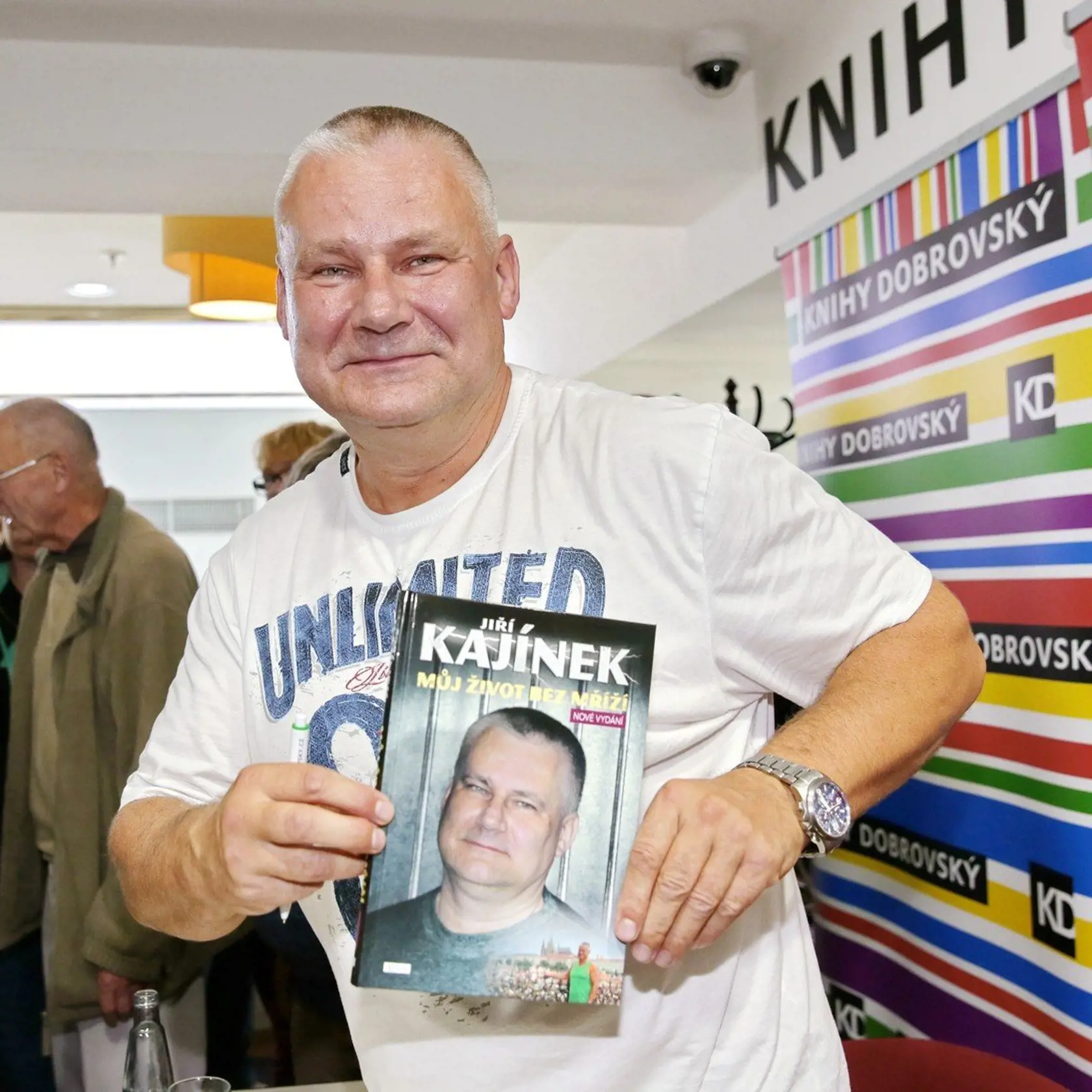 O Jiřího Kajínka sa zaujímajú médiá i bežní ľudia. Okrem dokumentu má aj vlastnú knihu.