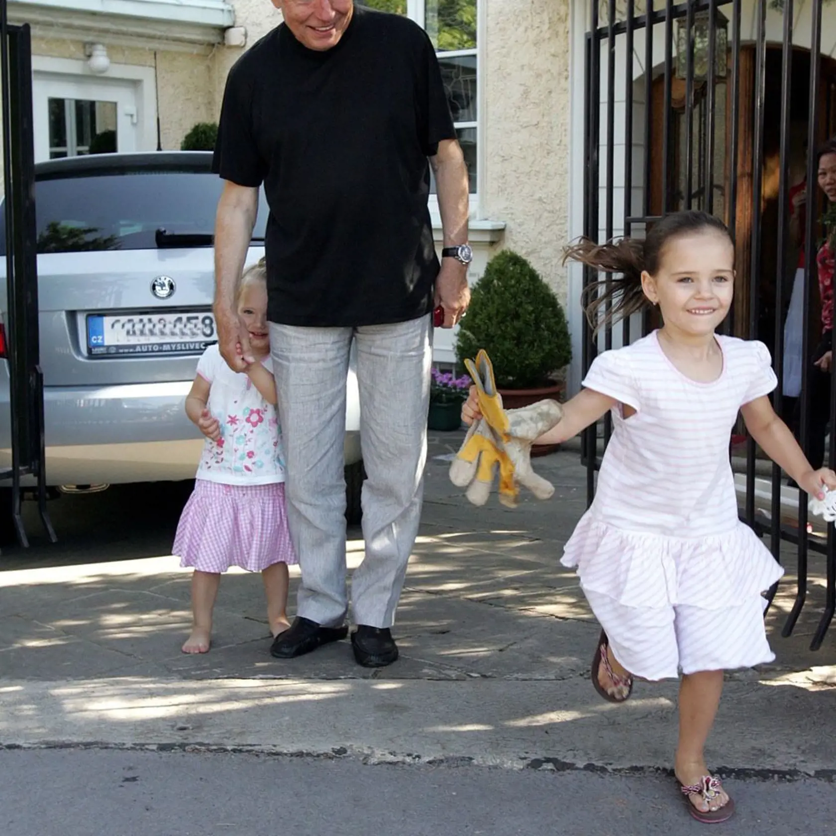 Gott žije s rodinou v luxusnej vile v pražskej štvrti Bertramka. Bývalým milenkám a ich deťom však nezostal nič dlžný.