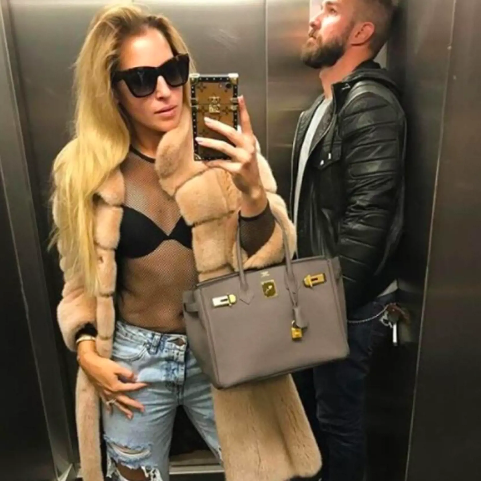 Hermès Birkin v šedom prevedení stojí približne 25-tisíc.
