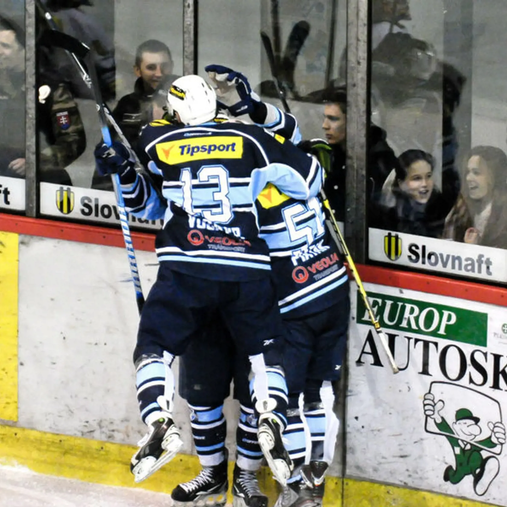 Radosť hráčov Nitry po úvodnom góle v zápase 34. kola hokejovej Tipsport extraligy medzi HK Nitra - HKM Zvolen.