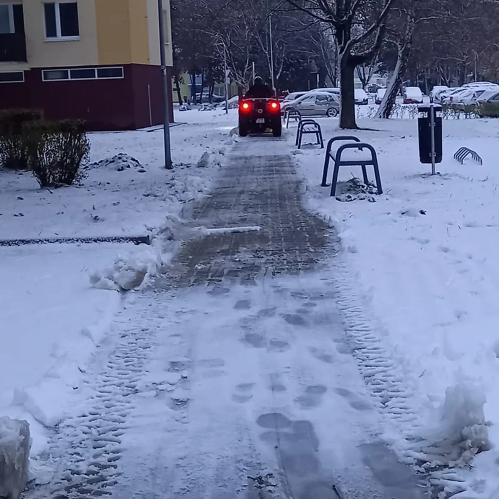 Do zasneženého rána sa prebudilo aj kúpeľné mestečko Trenčianske Teplice.