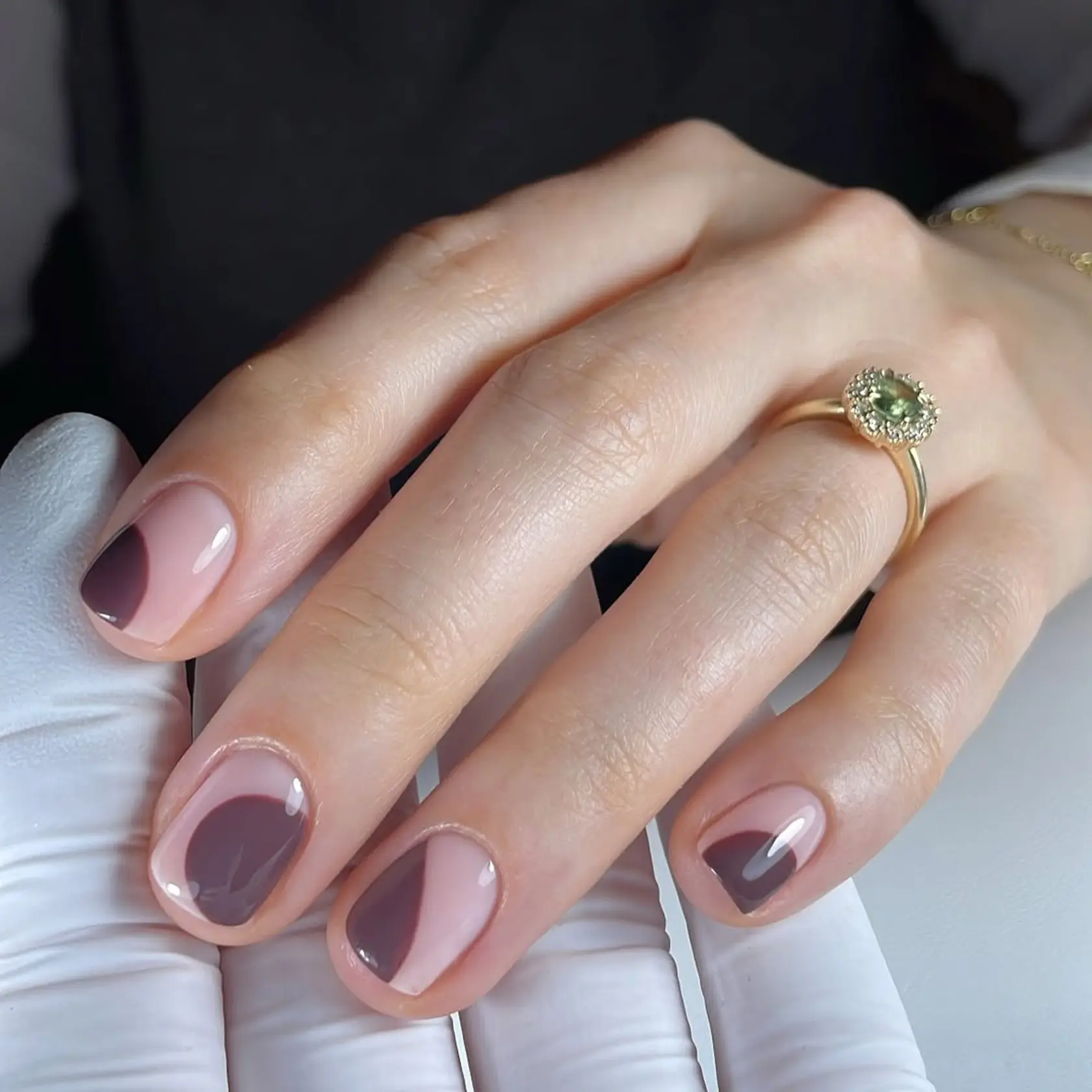 Mocha Mousse manikúra od @polishedbeautyandeducating
