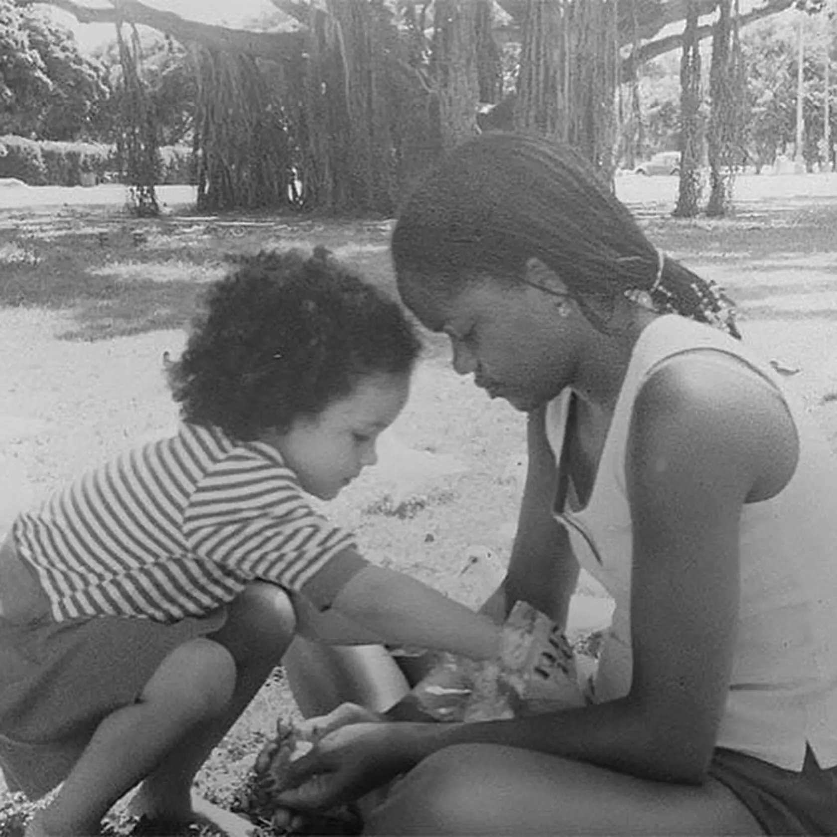Všetko najlepšie k MDŽ! Oslavujeme silné ženy okolo nás a dievčatá so snami, ktoré sa stanú ženami s víziou - napísala Meghan k foto s mamou Doriou.