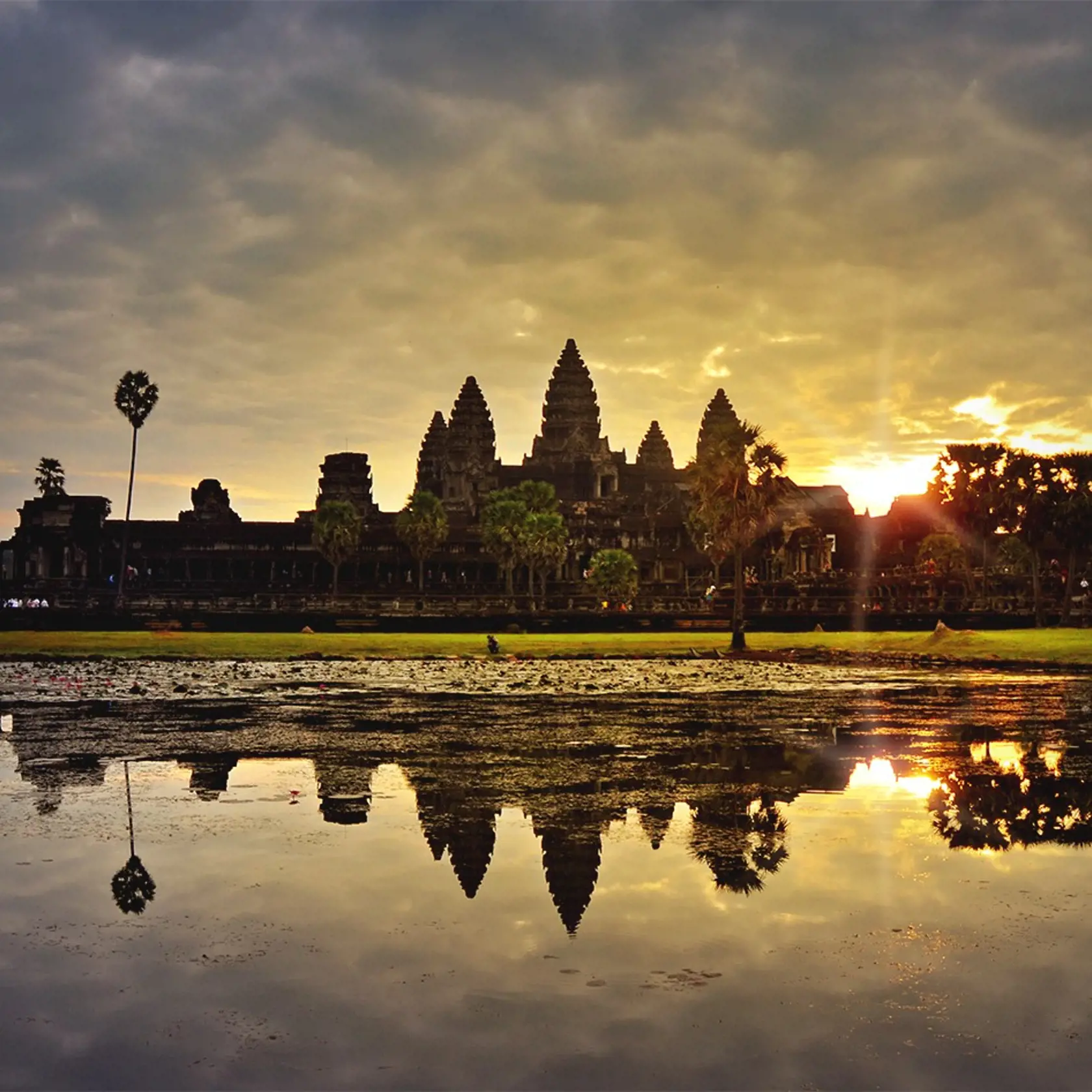 Východ slnka na magickom mieste - Angkor Wat v Kambodži, ktorá bola pre mňa veľká skúška. Okradli nás tam a ležal som tu v nemocnici nakazený horúčkou dengue po ktorej som schudol na kosť.