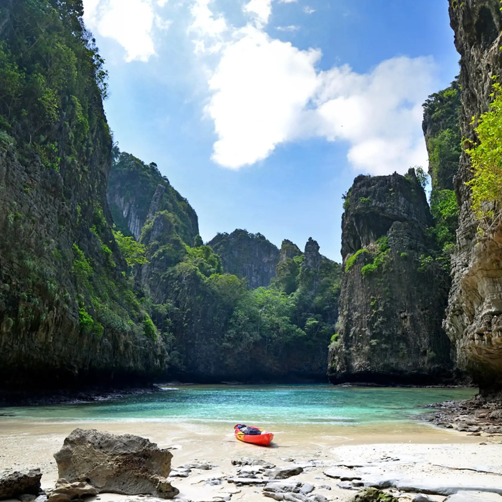 V roku 2014 bolo Thajsko už veľmi populárne, napriek tomu niektoré miesta zívali prázdnotou. Napríklad Wang Long Bay na ostrove Koh Phi Phi. Tu som sa prvý krát v živote cítil ako hrdina filmu Pláž, ktorý ma na cesty inšpiroval. S bratom sme sem náhodne dopádlovali na kajaku.