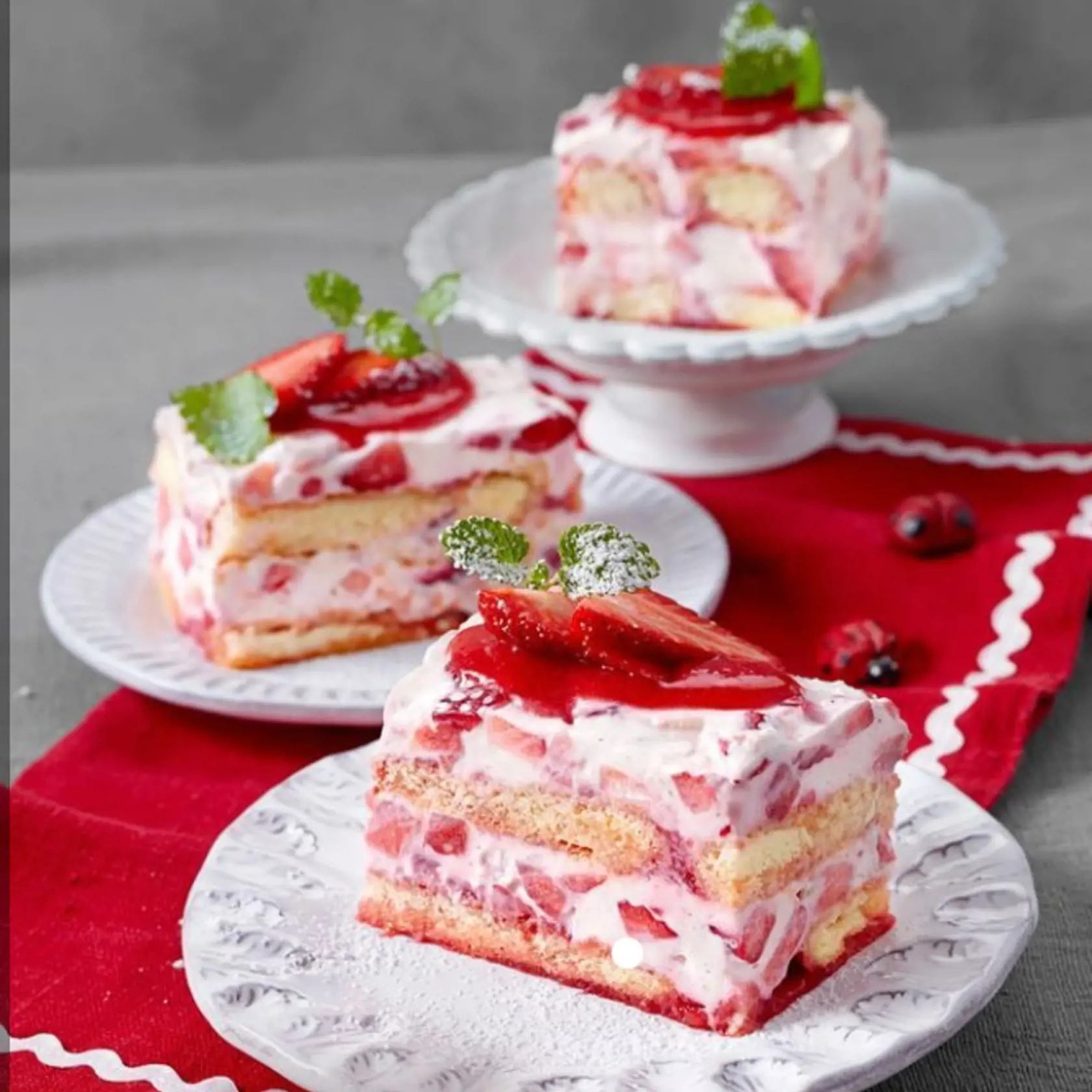 Jahodové tiramisu. Jahody bývajú často súčasťou valentínskych receptov.