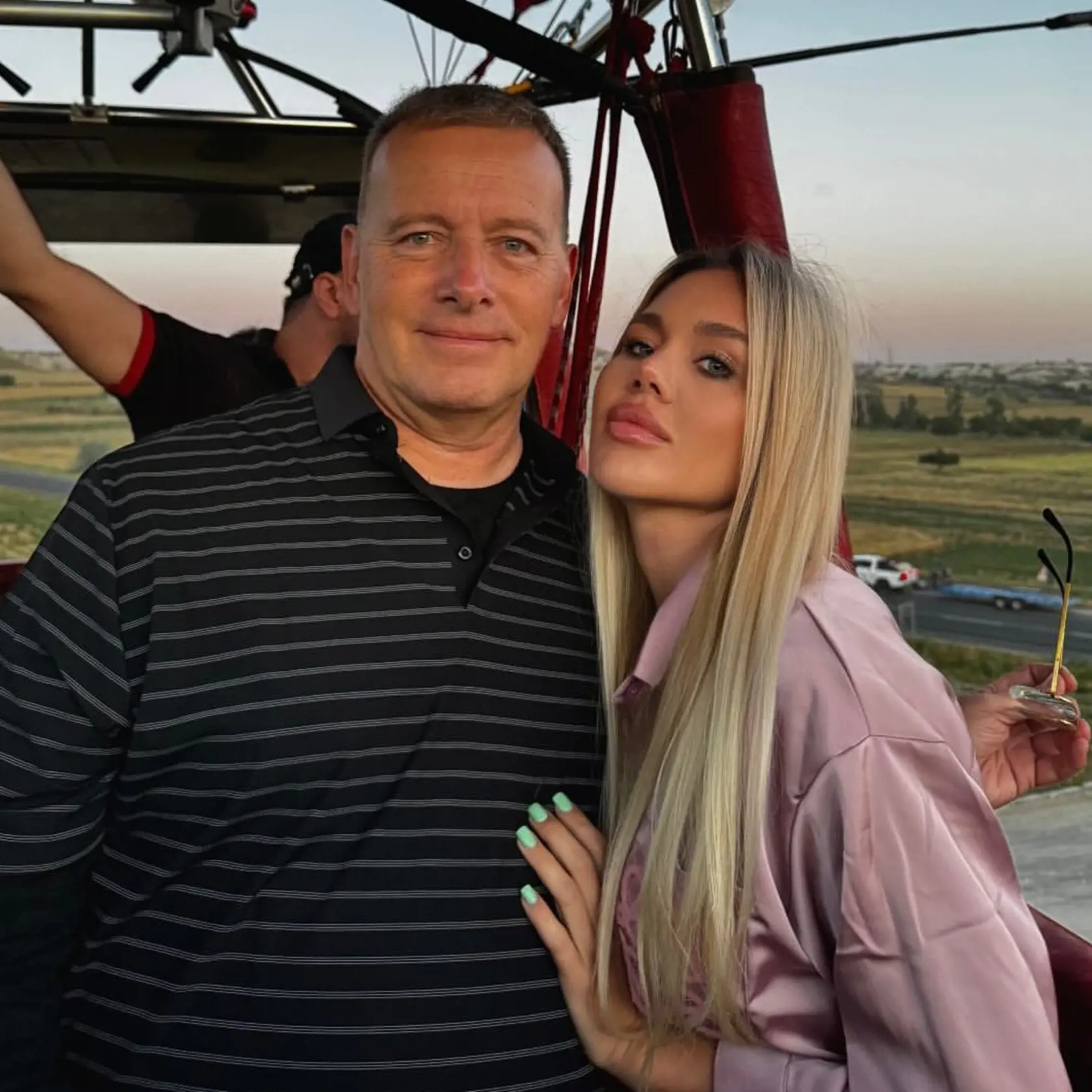 Bývalý predseda parlamentu Boris Kollár (Sme rodina) si užíva dovolenku v rozprávkovej krajine tureckej Kapadócie. Spoločnosť mu robí mladá blondínka, Laura Vizváryová, ktorá potešila svojich fanúšikov aj snímkami z vane.