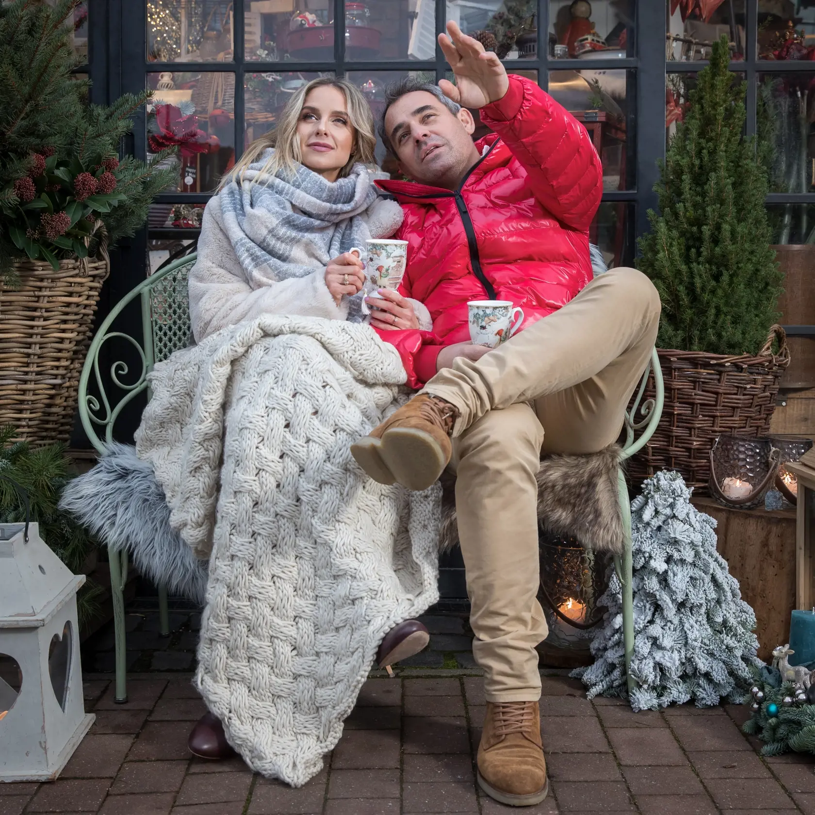 Na snímke je Filip Túma a jeho partnerka Nela Pocisková počas fotografovania vianočnej témy pre magazín Nový čas pre ženy.