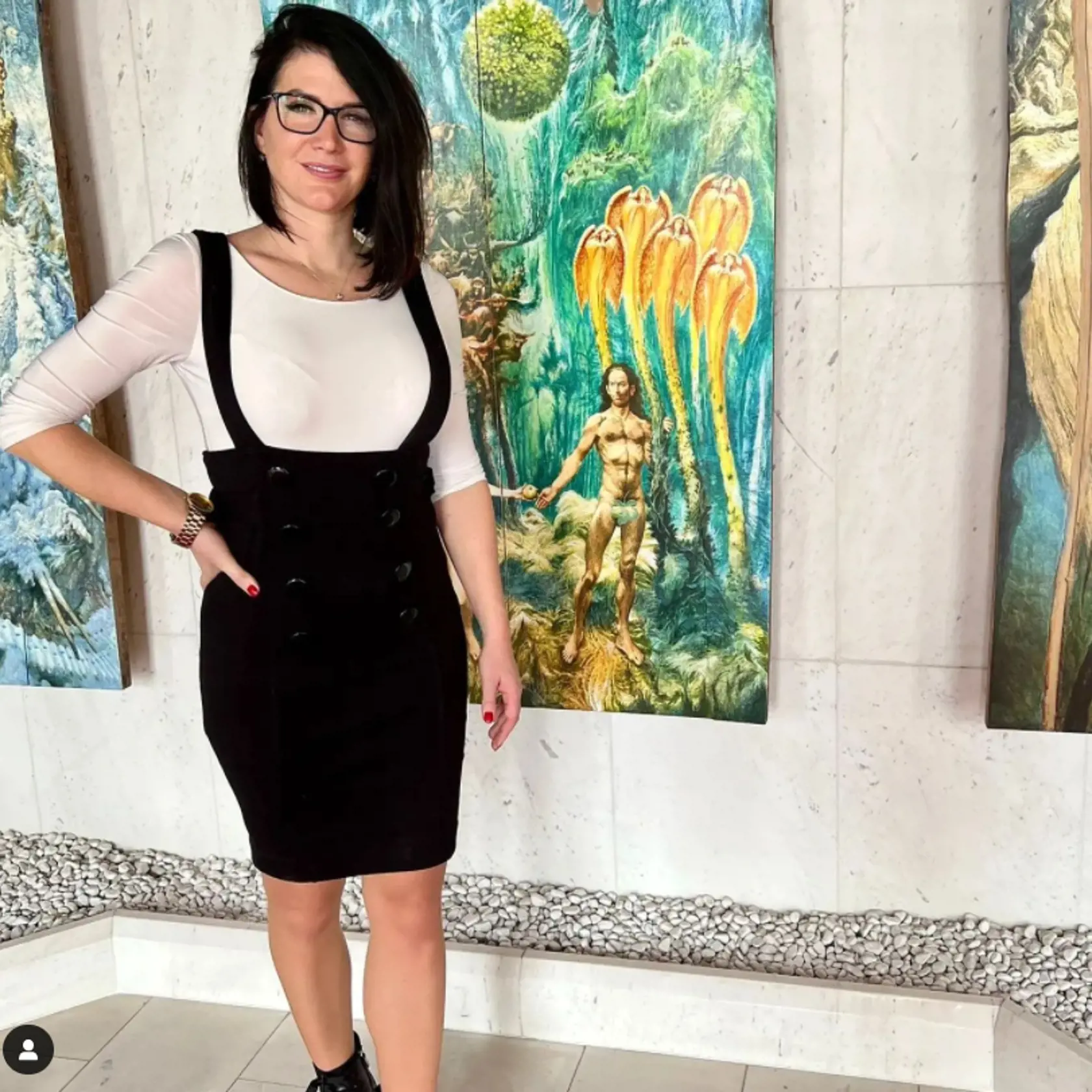 „Celkovo by tento outfit pôsobil konzervatívne, v prípade, že by pani poslankyňa zmenila presvitajúce tričko, za v jej prípade obľúbené košele,“ radí odborníčka. „Mne evokuje tento outfit skôr hostesku, čo je v jej prípade je veľká škoda! Lebo je to krásna žena zastupujúca si dôležitú funkciu,“ hovorí Vargová.