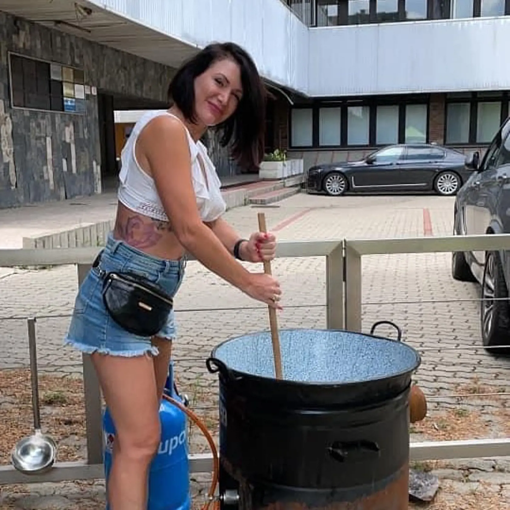 Jana Bittó Cigániková najnovšie pridala fotografiu, na ktorej varí guláš.