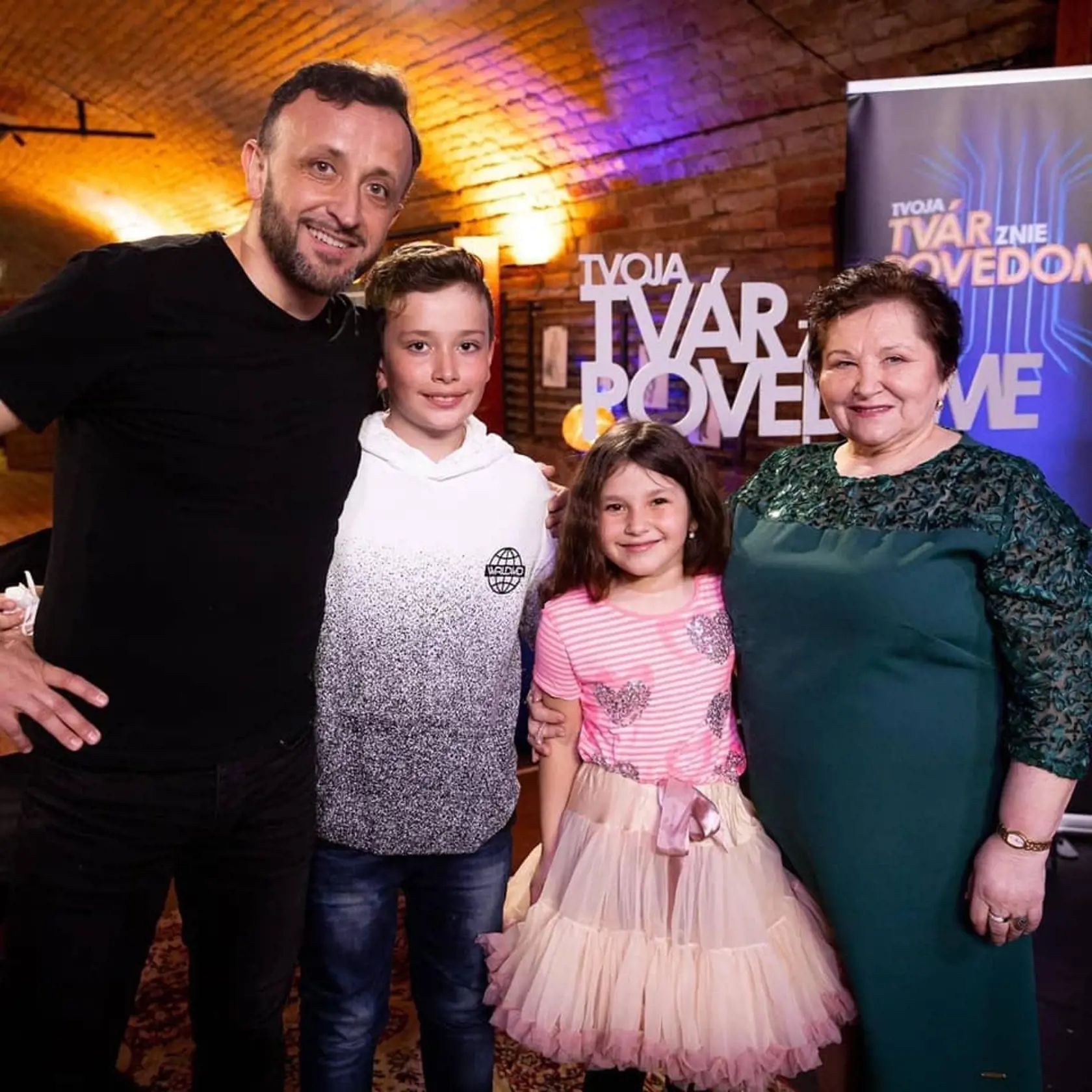 Emka Kandráčová s otcom, bratou a starou mamou v šou Tvoja mini tvár znie povedome