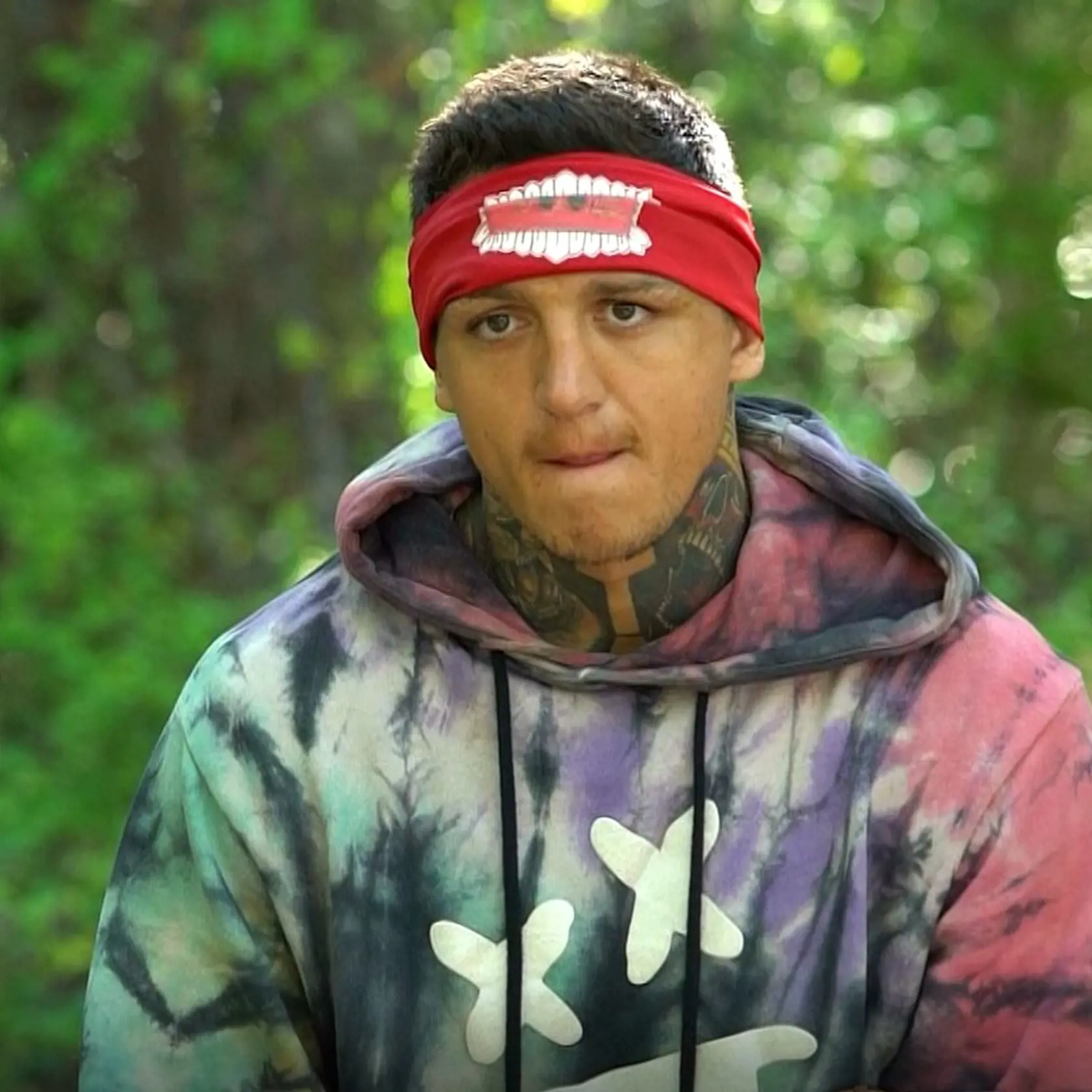 Gábor Boráros zo šou Survivor odstúpil. Dôvodom bolo zranenie kolena a veľké bolesti.