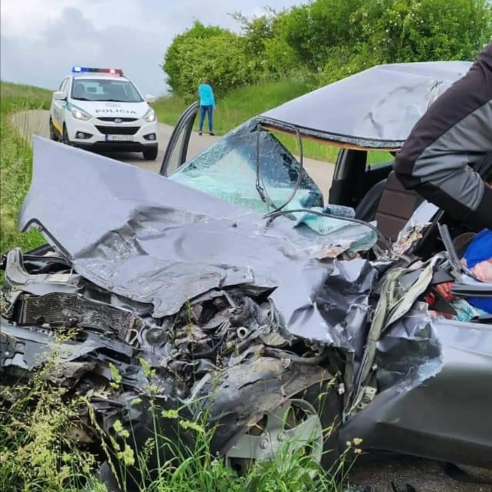Auto zostalo po nehode totálne zdemolované a zraneného vodiča museli z neho vykliesňovať. To však deti nevideli. Učiteľky zastreli závesy a detičkám povedali, že ide o cvičenie. Miesto traumy si tak odniesli pekný zážitok.