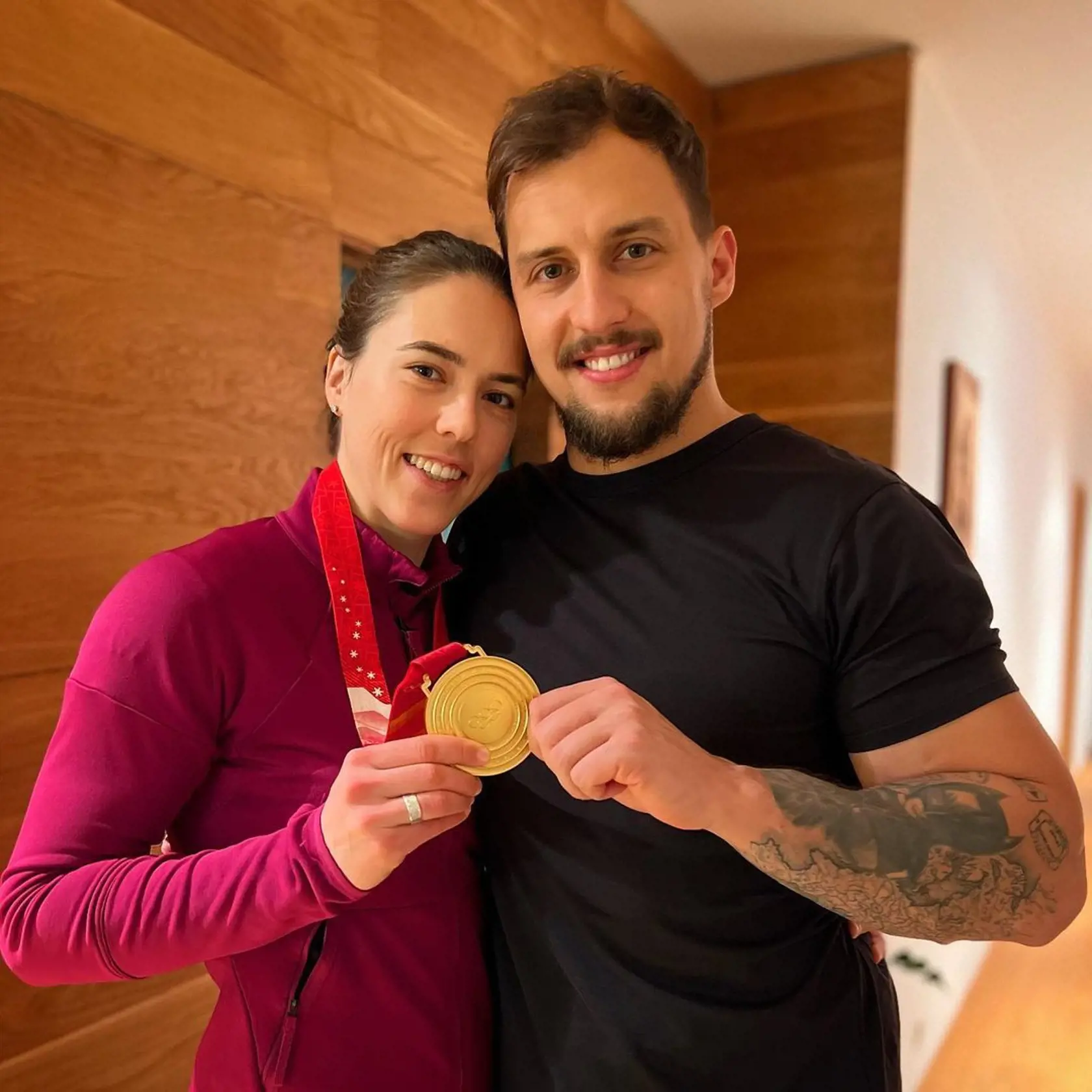 Petra Vlhová s priateľom Michalom a zlatom z olympiády.