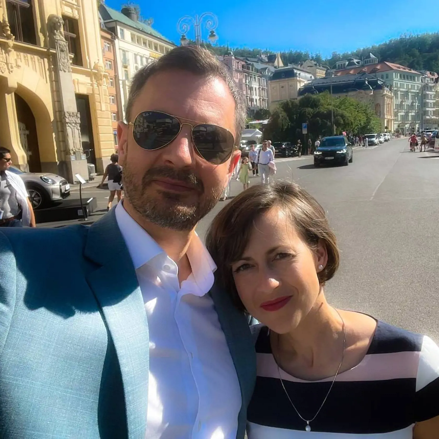 Predseda vlády po náročnom pracovnom týždni zbalil kufre a s manželkou Luciou vyrazil do Česka. „Pozdravujeme s manželkou z Karlových Varov,“ napísal Heger a k tomu priložil fotografiu so svojou drahou polovičkou.