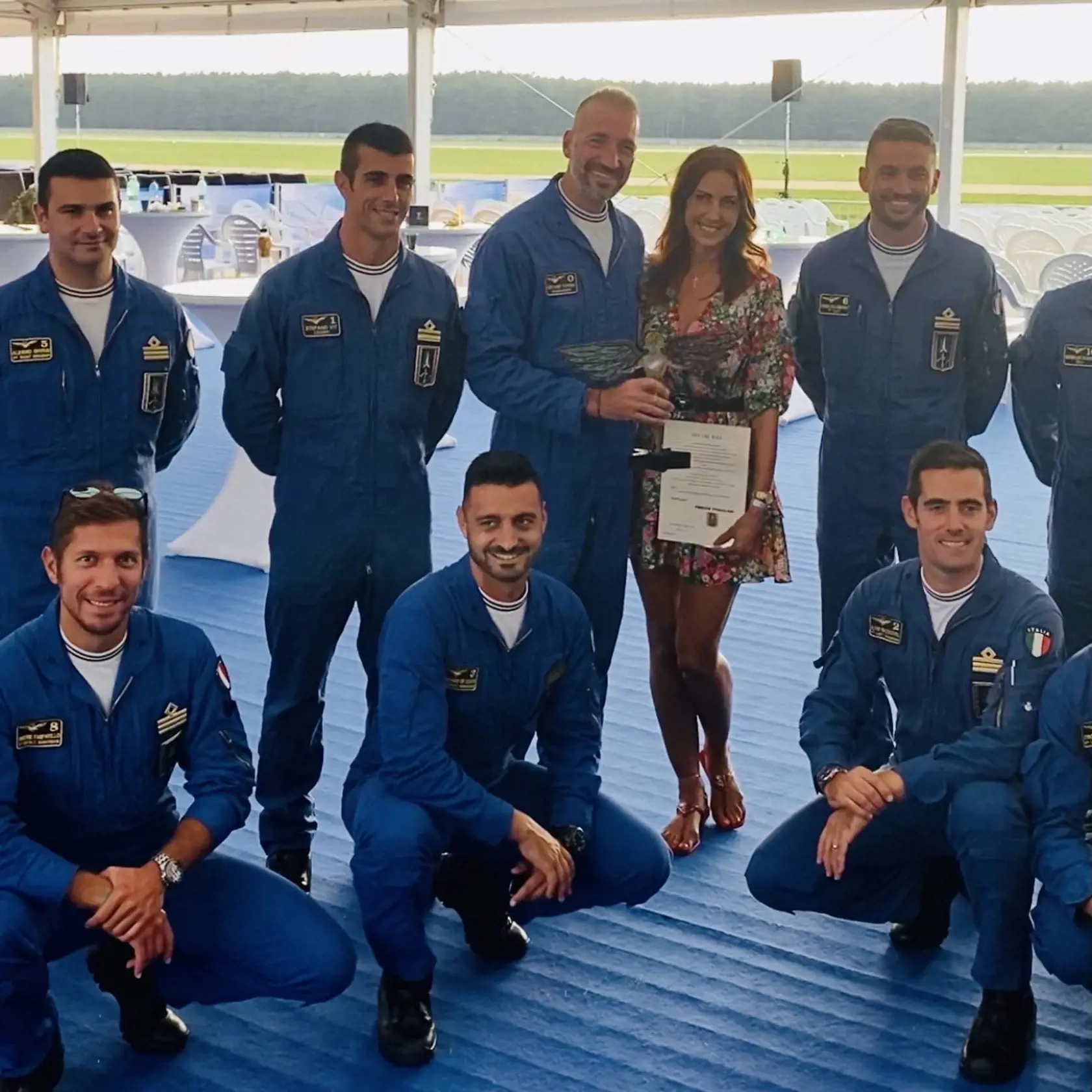 "Nakoľko mám blízko k talianskej akrobatickej skupine Frecce Tricolori, ktorí tento rok oslavovali 60 výročie svojej existencie v ten istý deň ako ja svoje narodeniny, vyrobila som im špeciálny darček," uviedla pre denník Plus jeden deň Michaela Galová.