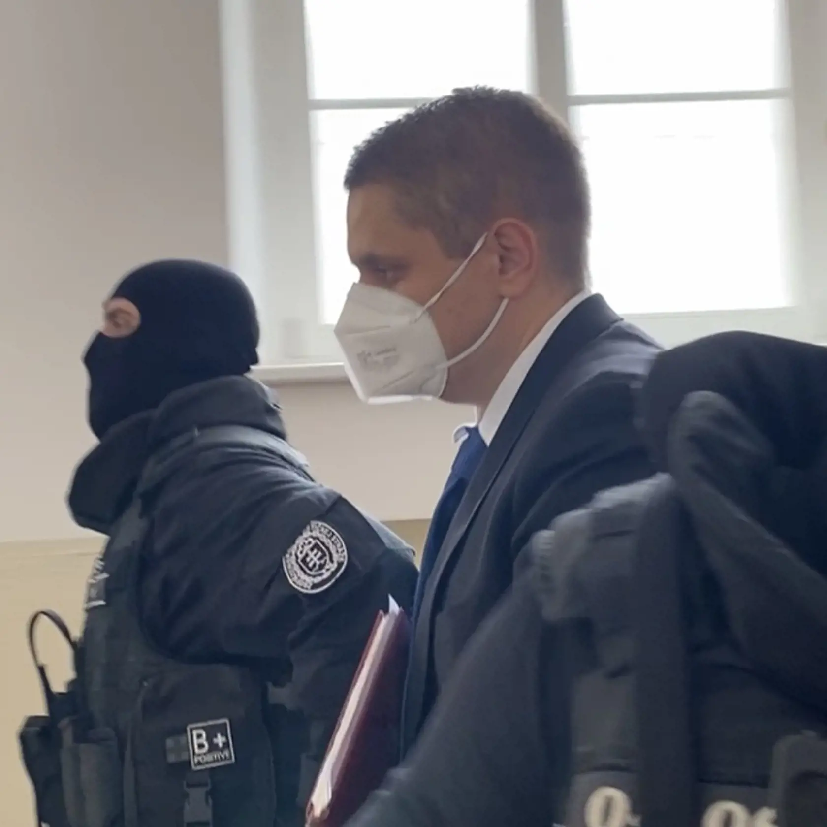 Na záberoch je Adam Puškár, obvinený z vraždy Daniela Tupého, ktorý chce ísť na slobodu.